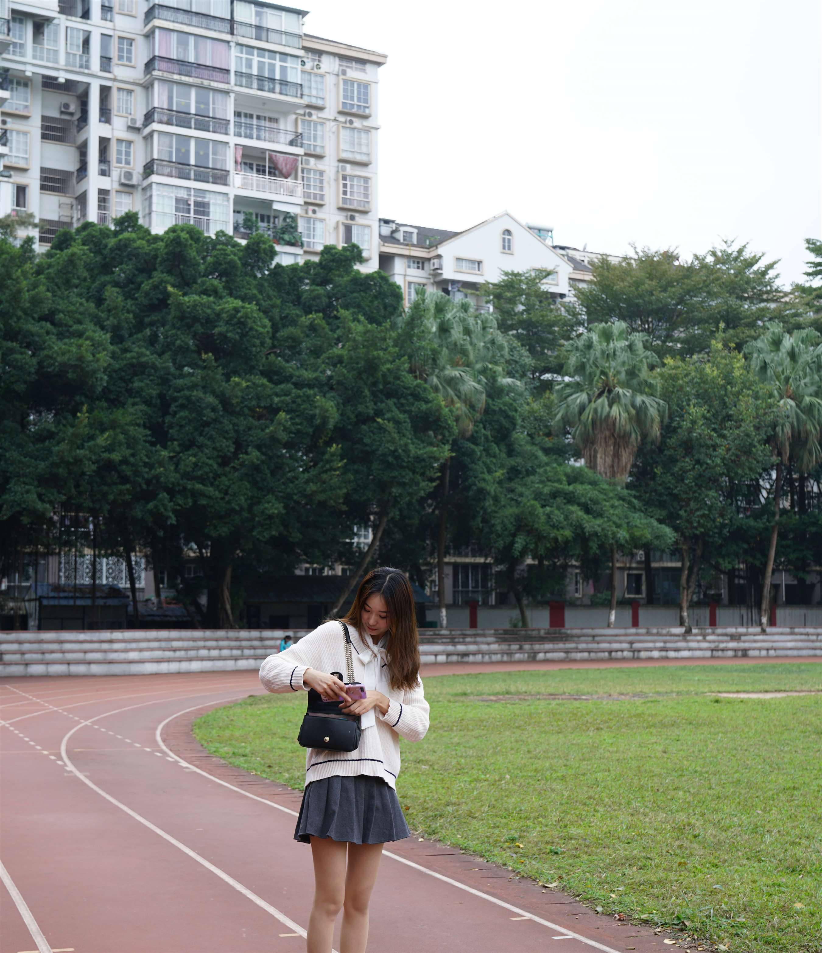 《操场上的丝足》作品图