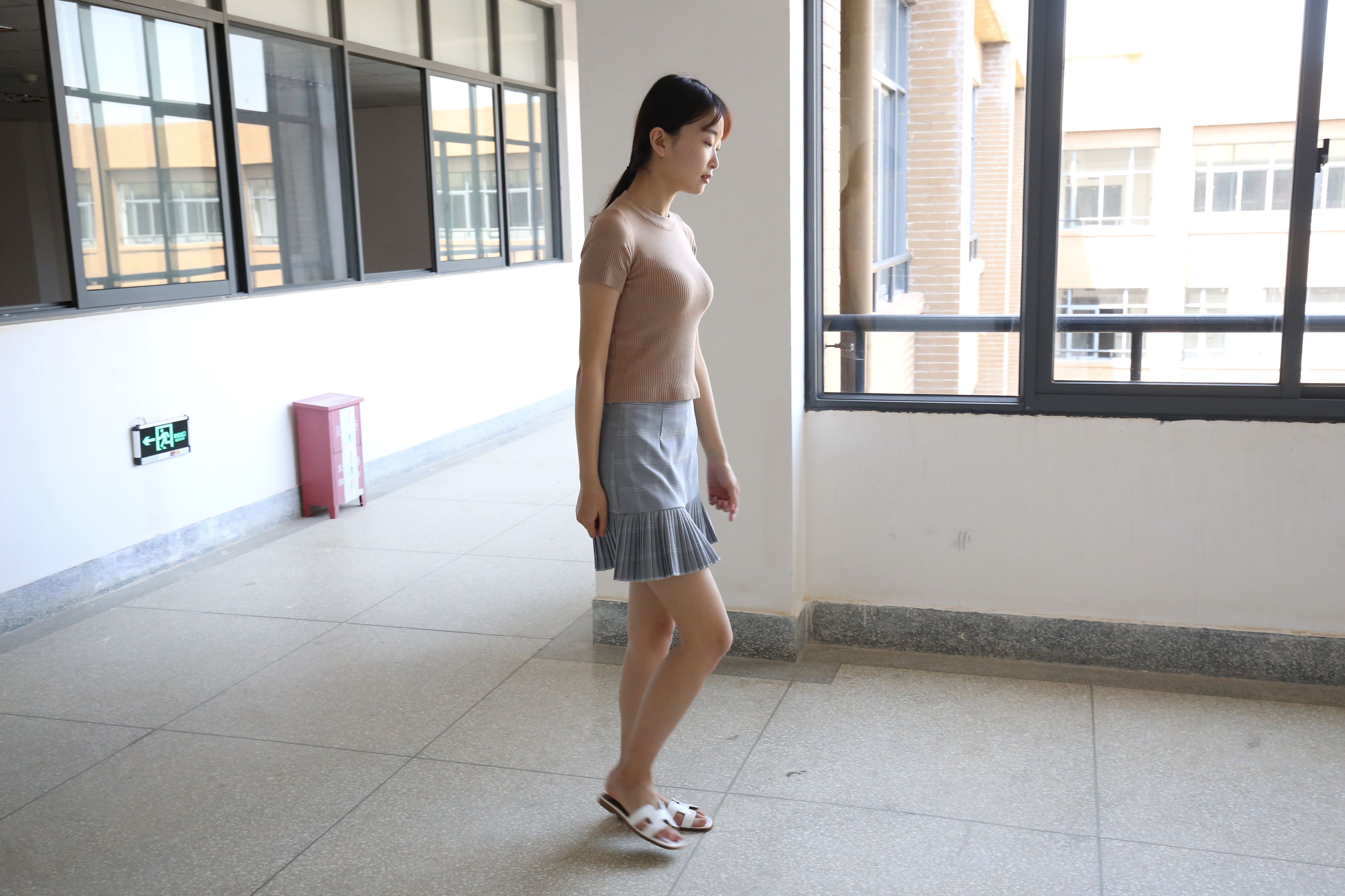 《教学楼里的裸足女生+视频一部》作品图