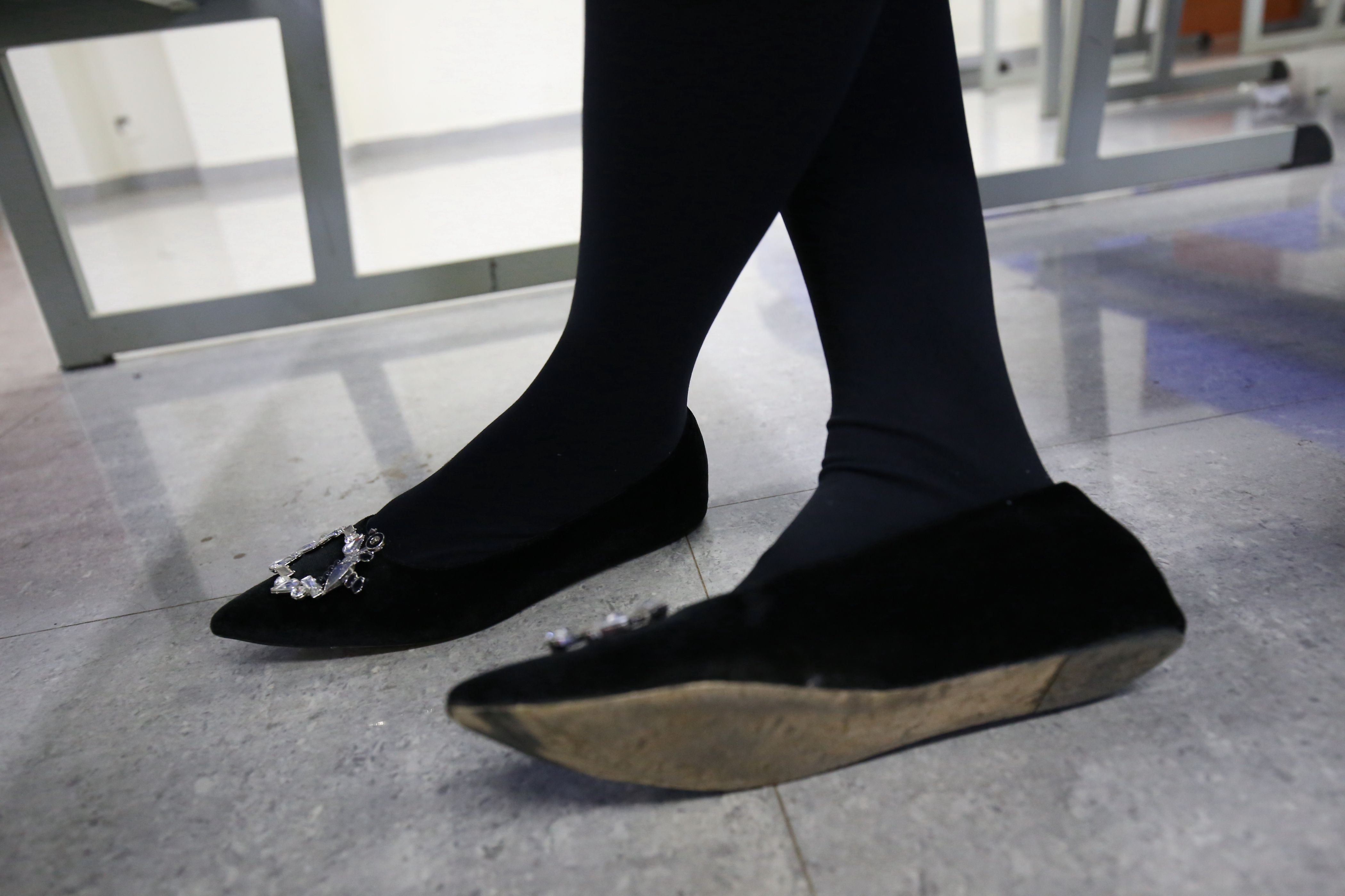 《放课の后长黑丝脚丫》作品图