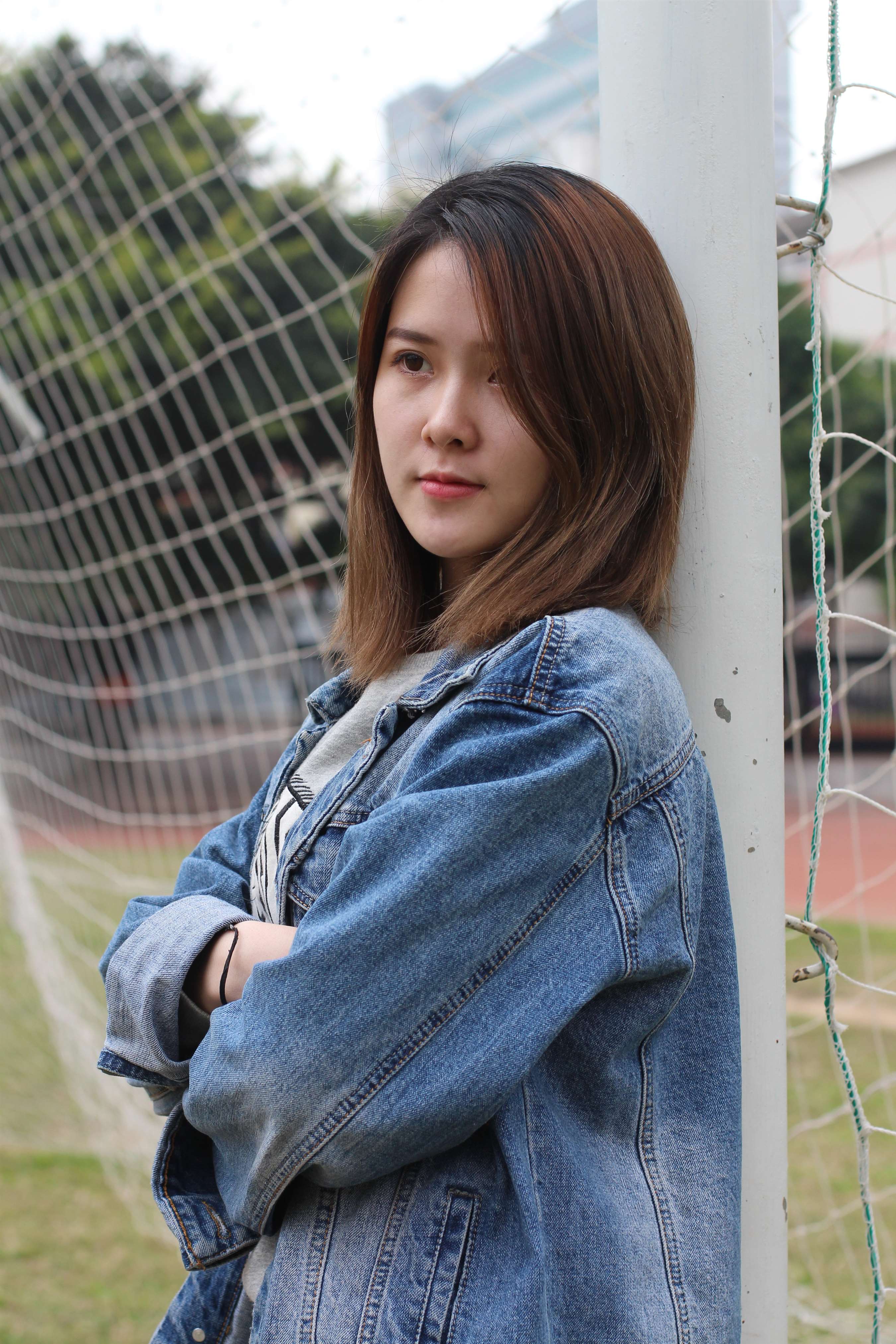 《操场上的牛仔装脚丫》作品图