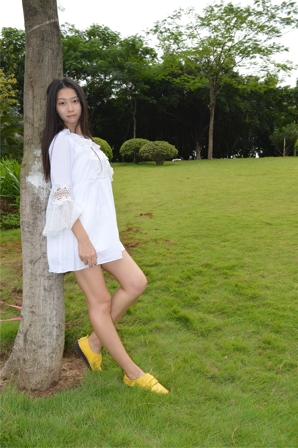 《邻家小萌妹裸足踏青》作品图