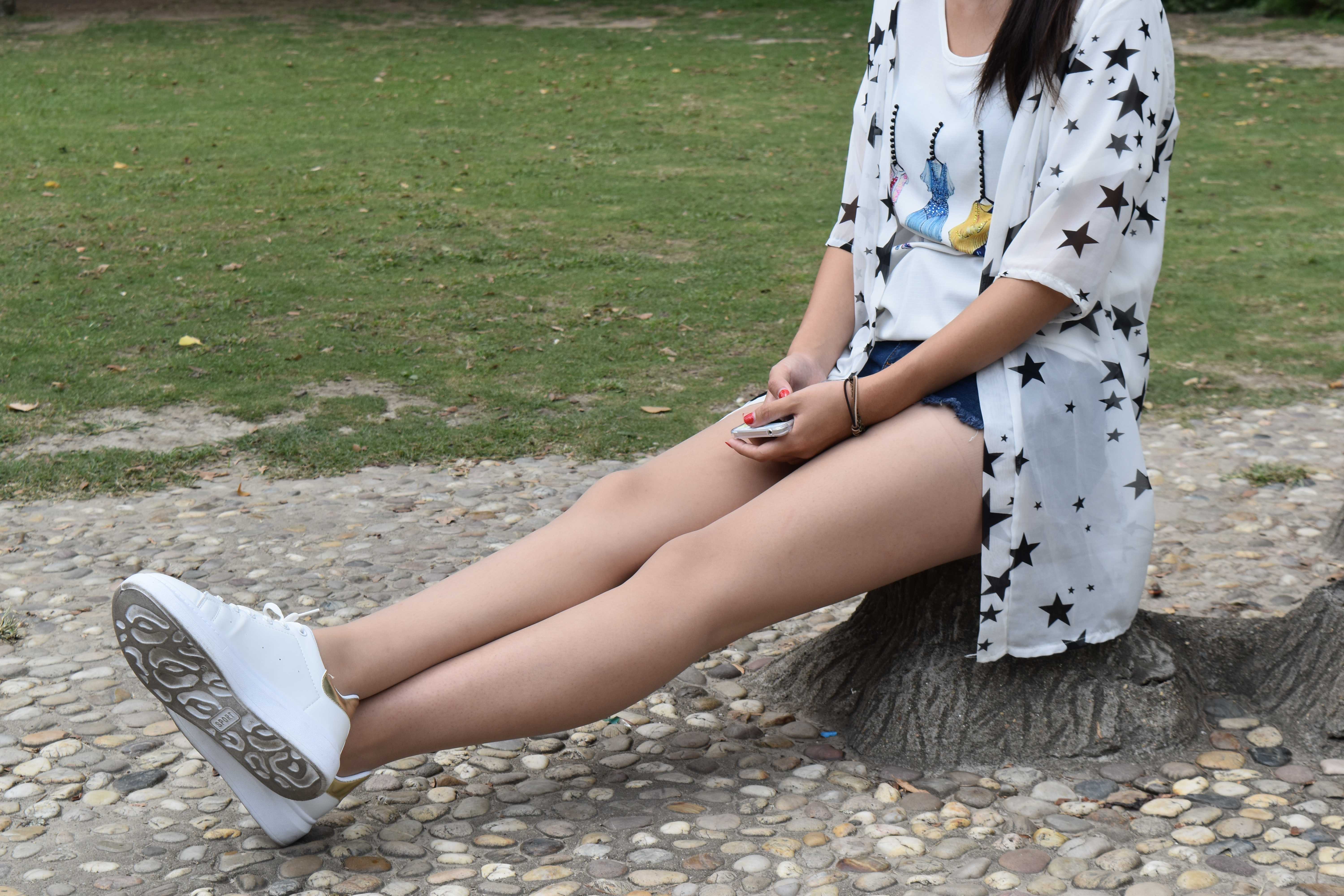 《大一学妹肉丝公园约拍》作品图