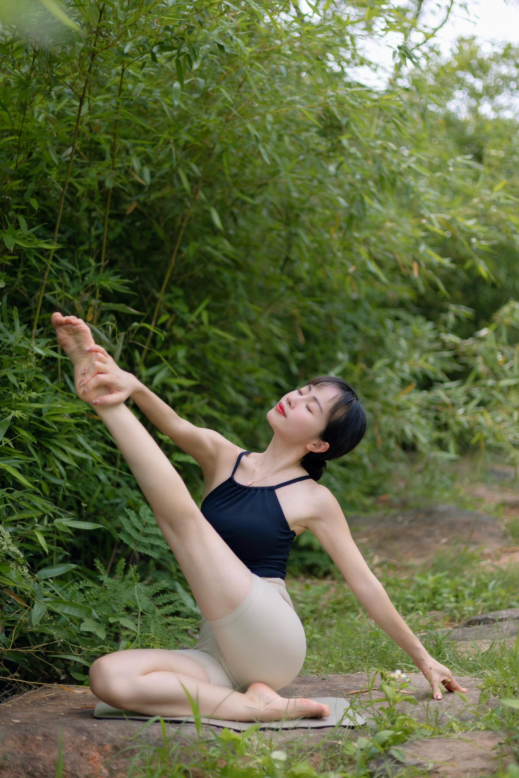 《小姐姐练瑜伽》作品图