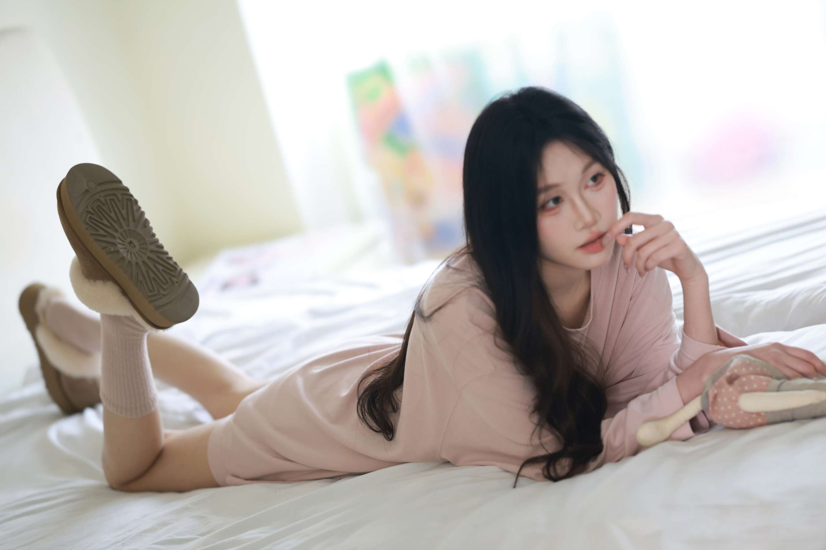 《妍妍 脱脏棉袜展嫩足》作品图