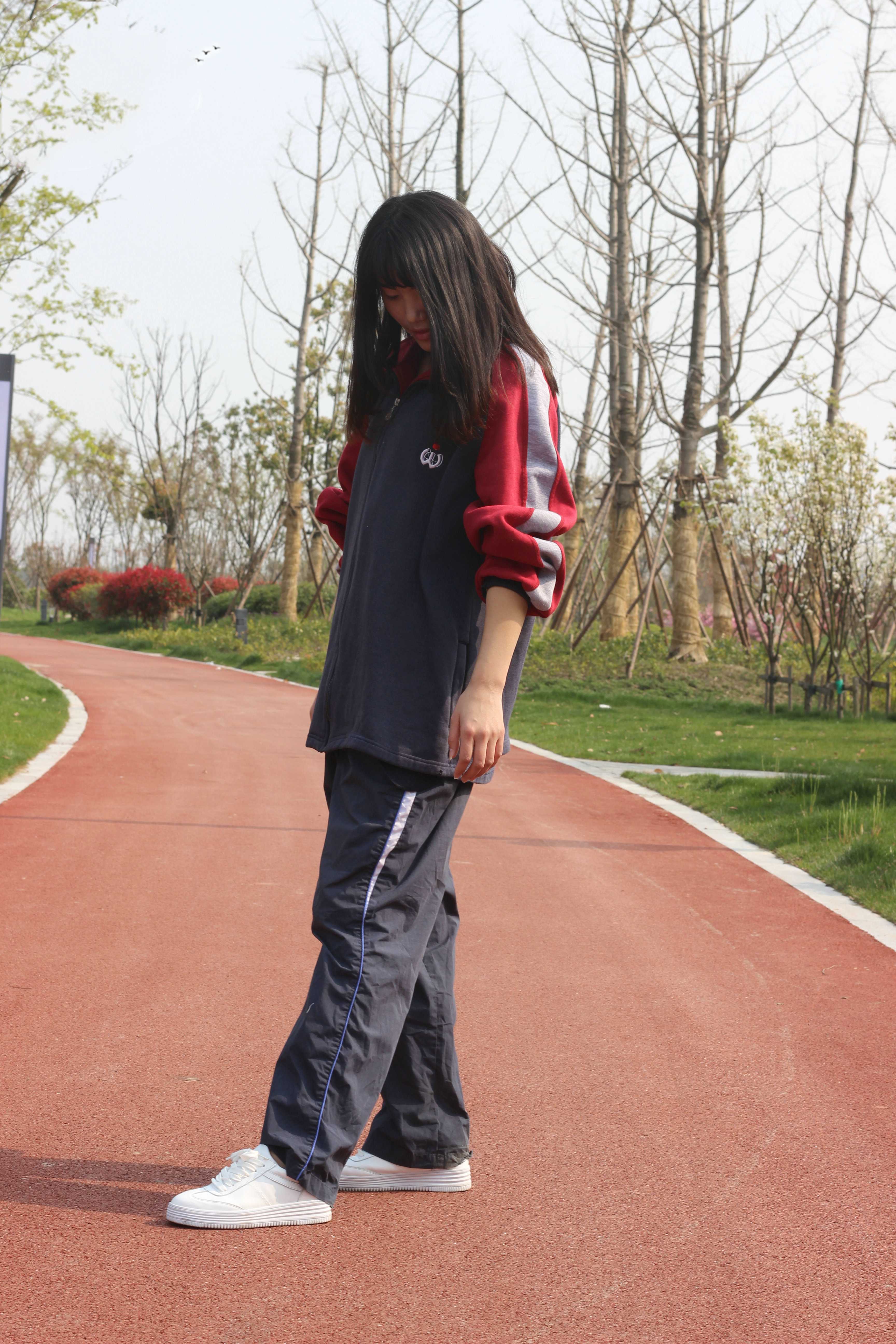 《校园学姐船袜脱袜过程》作品图