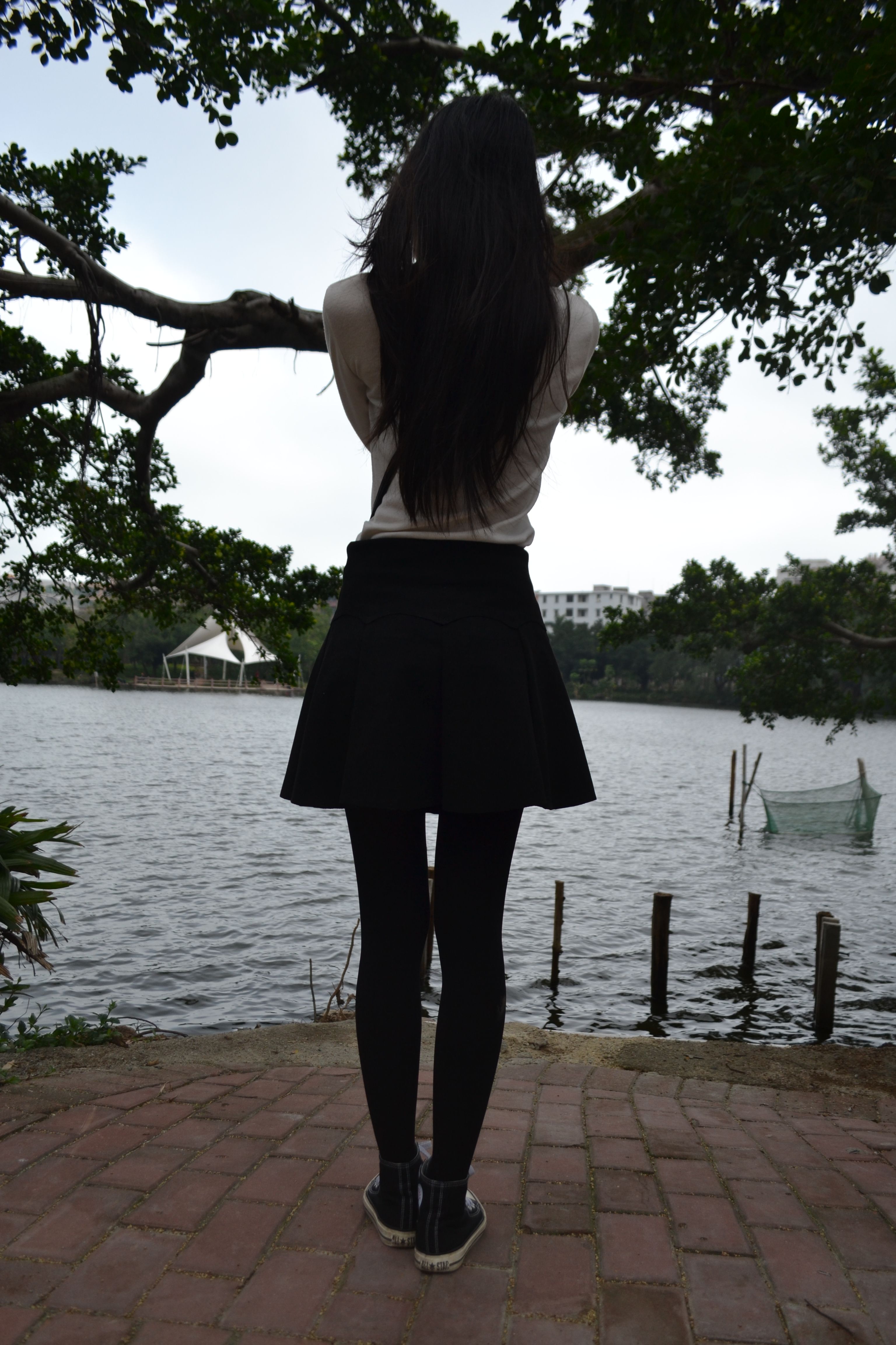 《湖边黑丝袜脚の帆布鞋》作品图