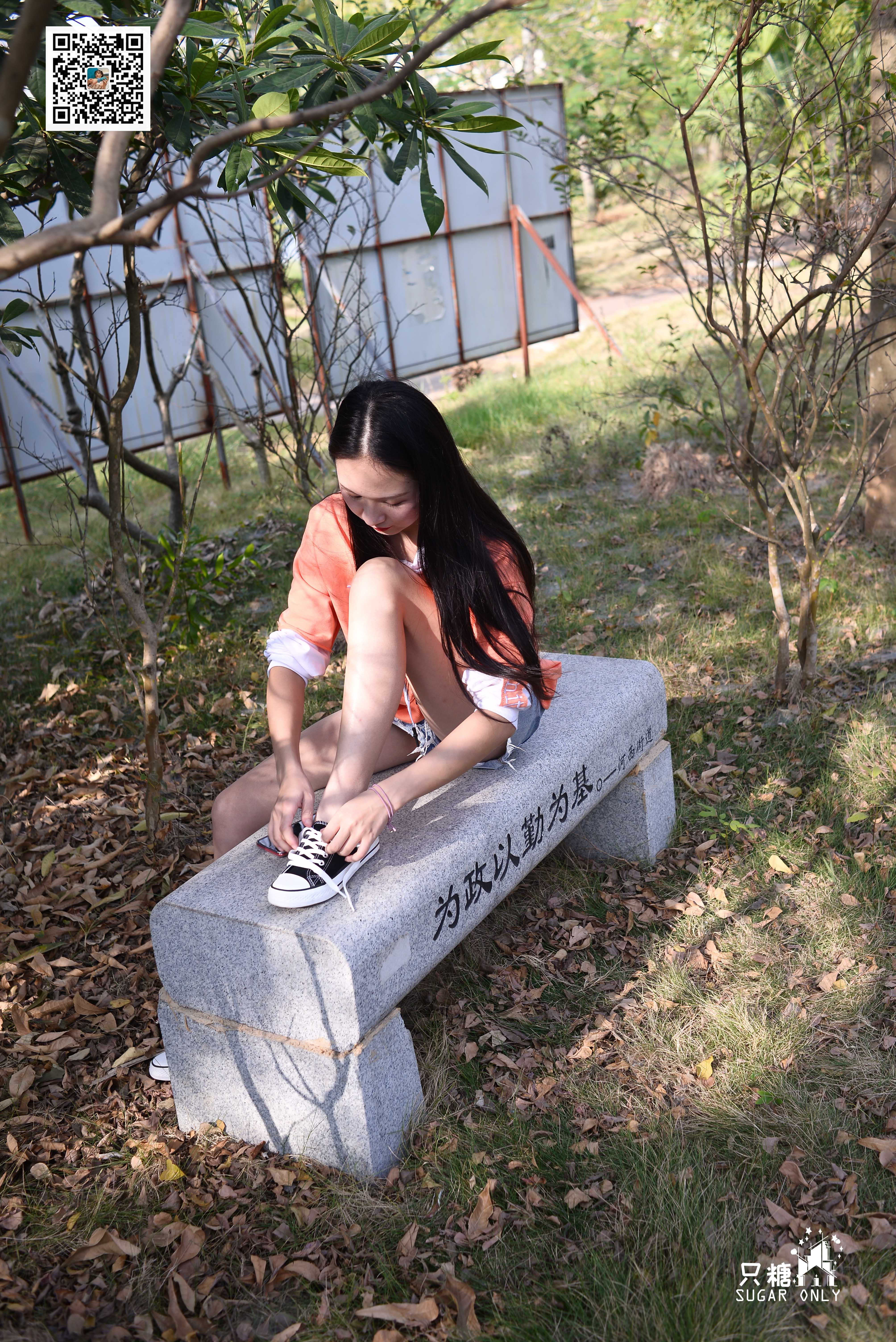 《学妹船袜帆布鞋脱穿鞋过程》作品图