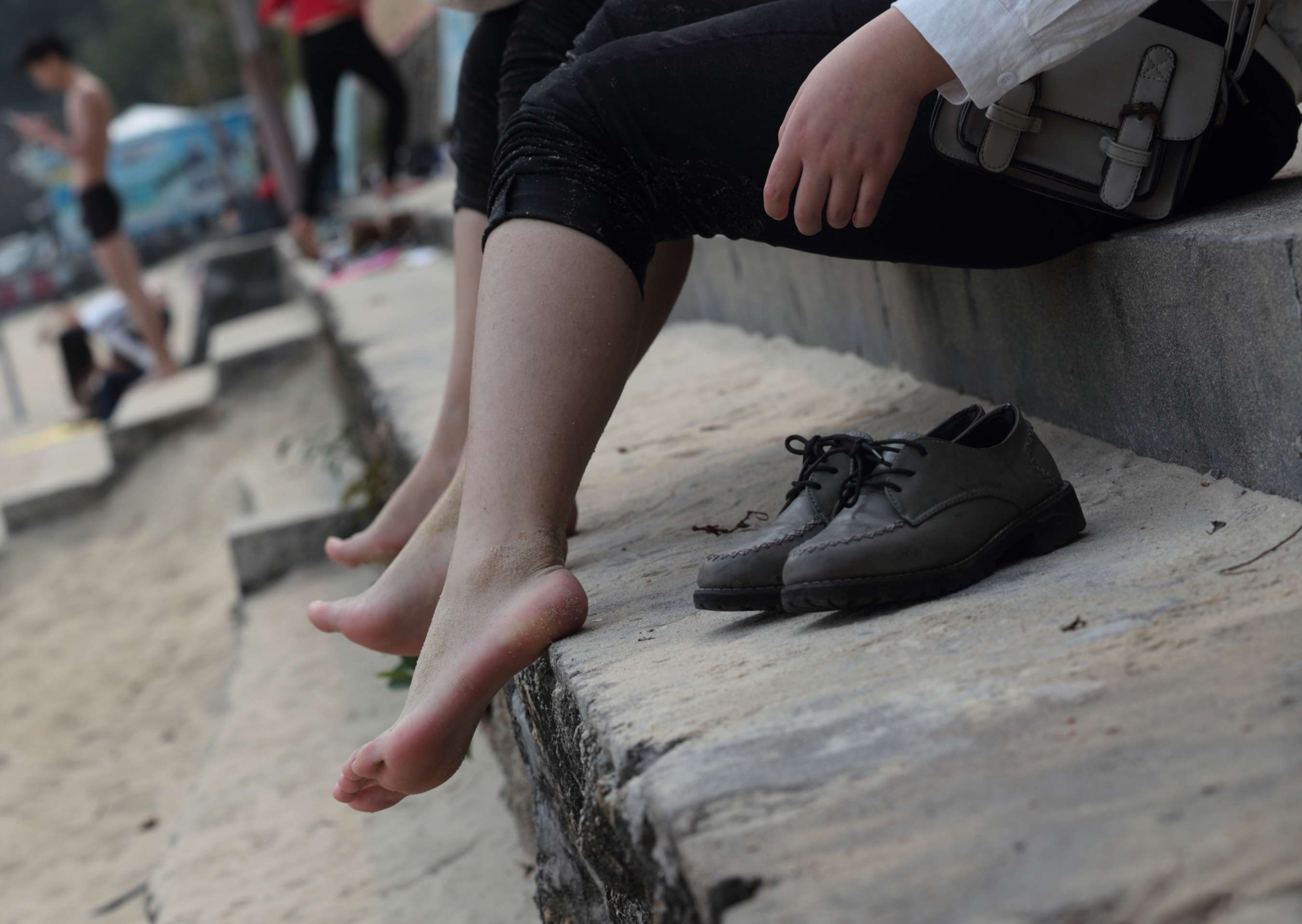 《两位青春小女生脱掉了鞋袜露出极白里透红的水润玉足》作品图