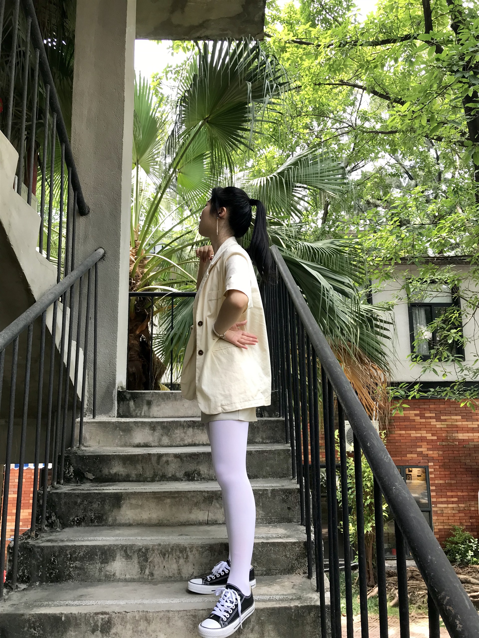 《小姐姐的帆布鞋の长白丝袜脚丫+视频1个》作品图