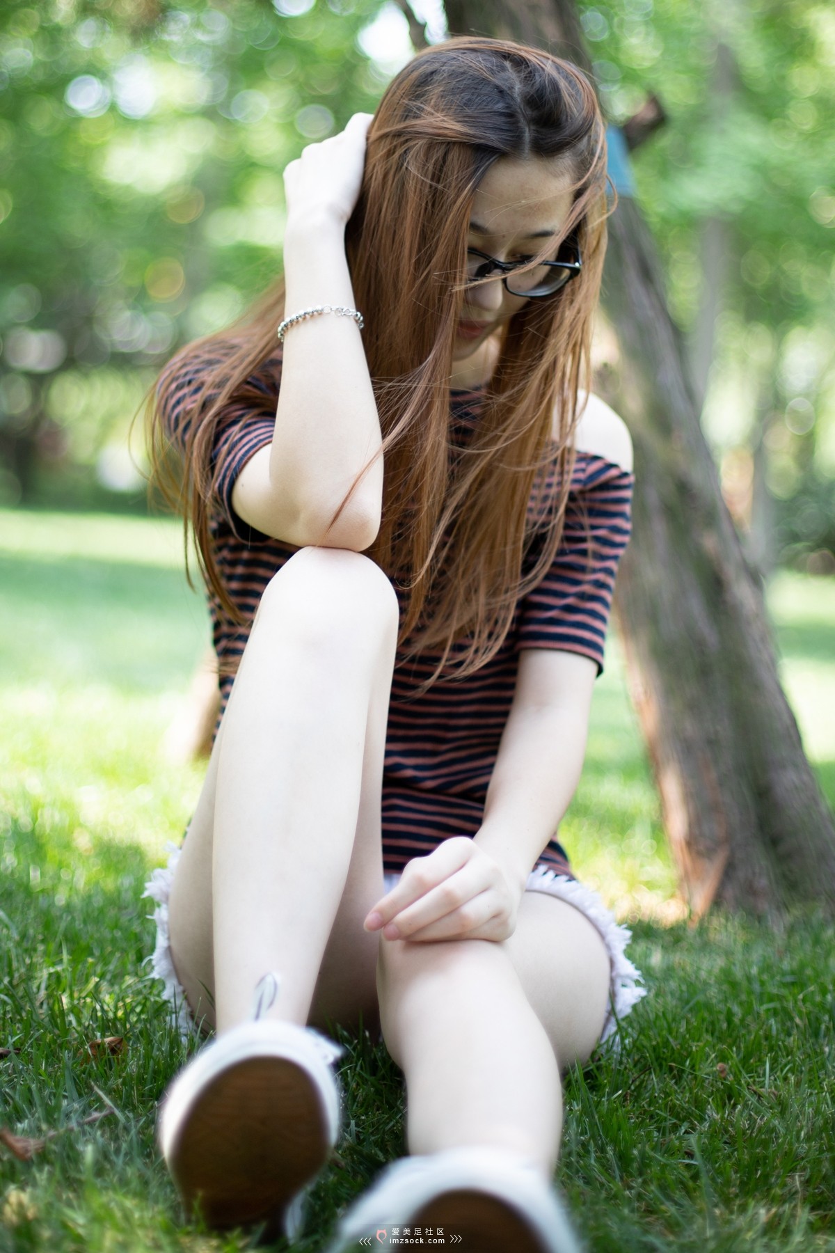 《苏轩 白色帆布鞋棉袜嫩足》作品图