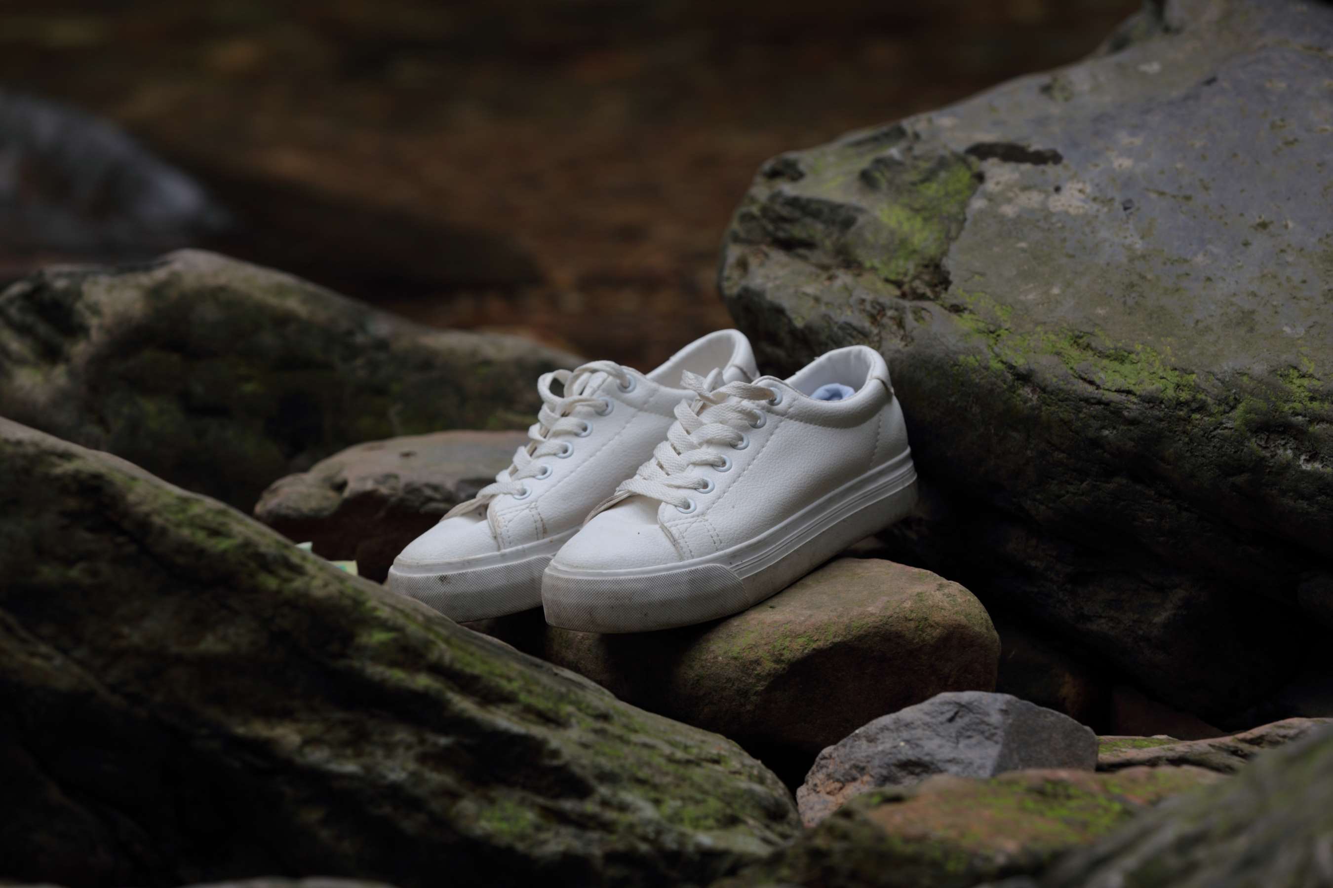 《两大学生 脱掉鞋露出玉足》作品图