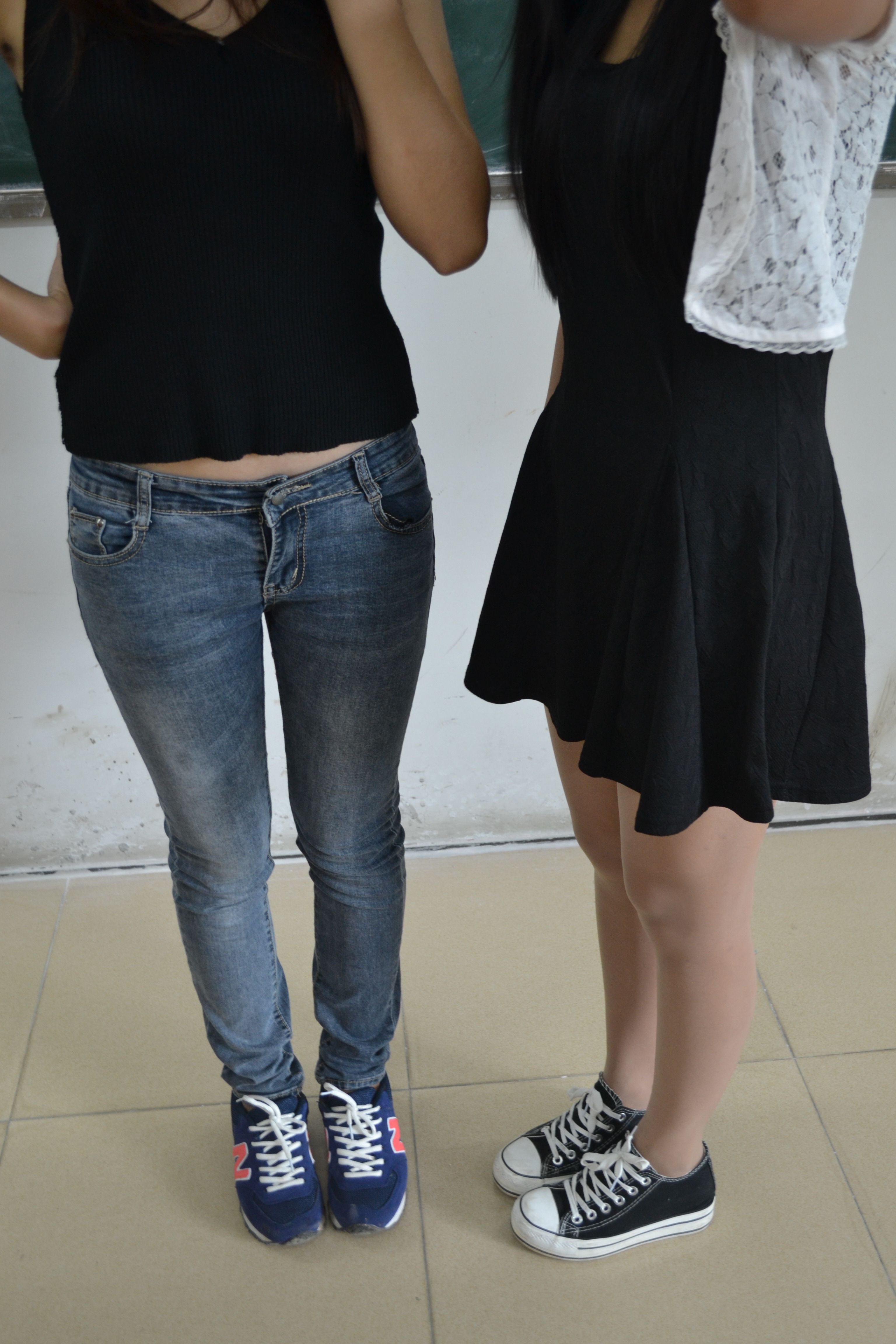 《校园白色船袜の丝袜脚》作品图