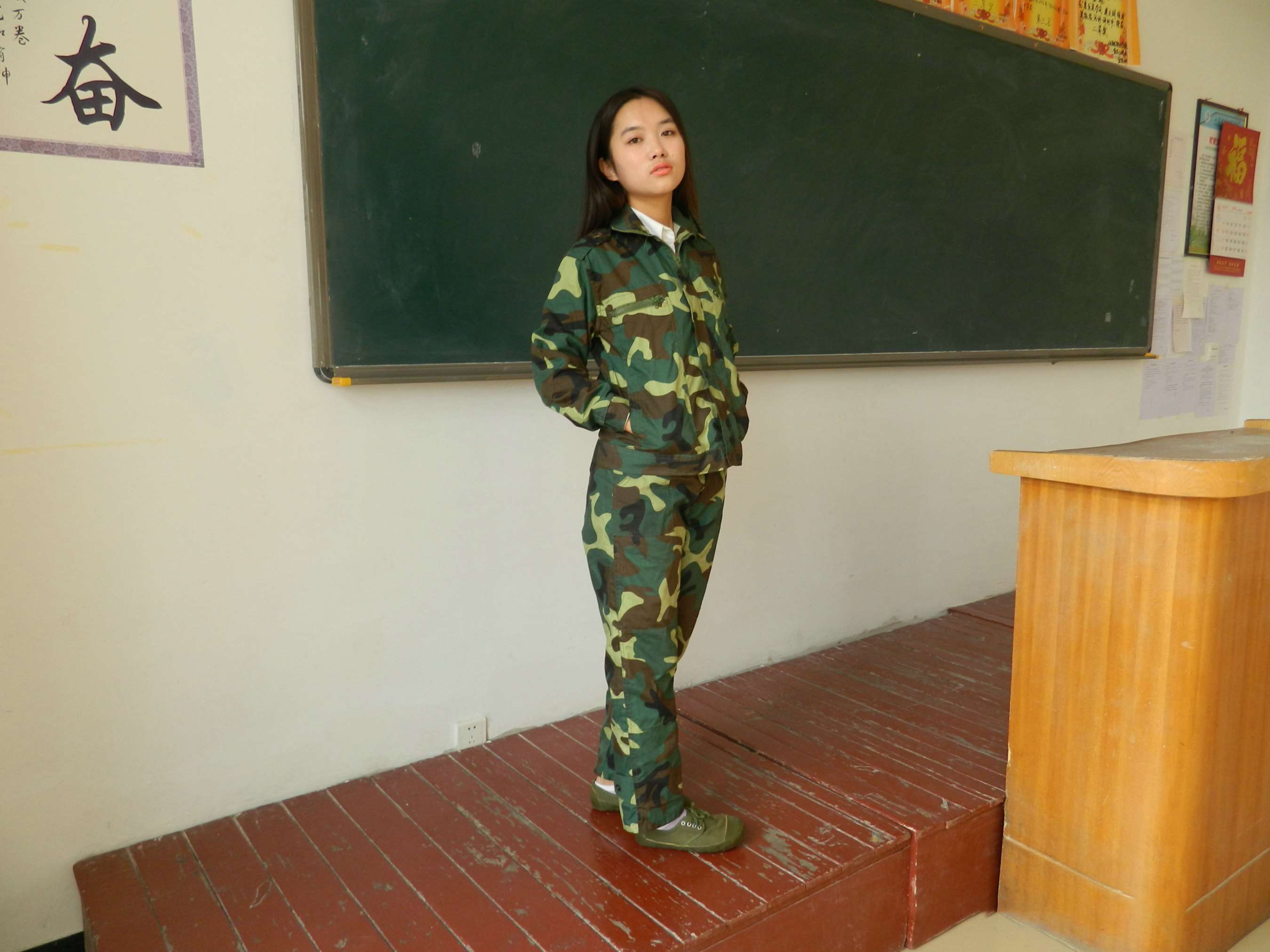 《祥霞军训后展嫩足》作品图