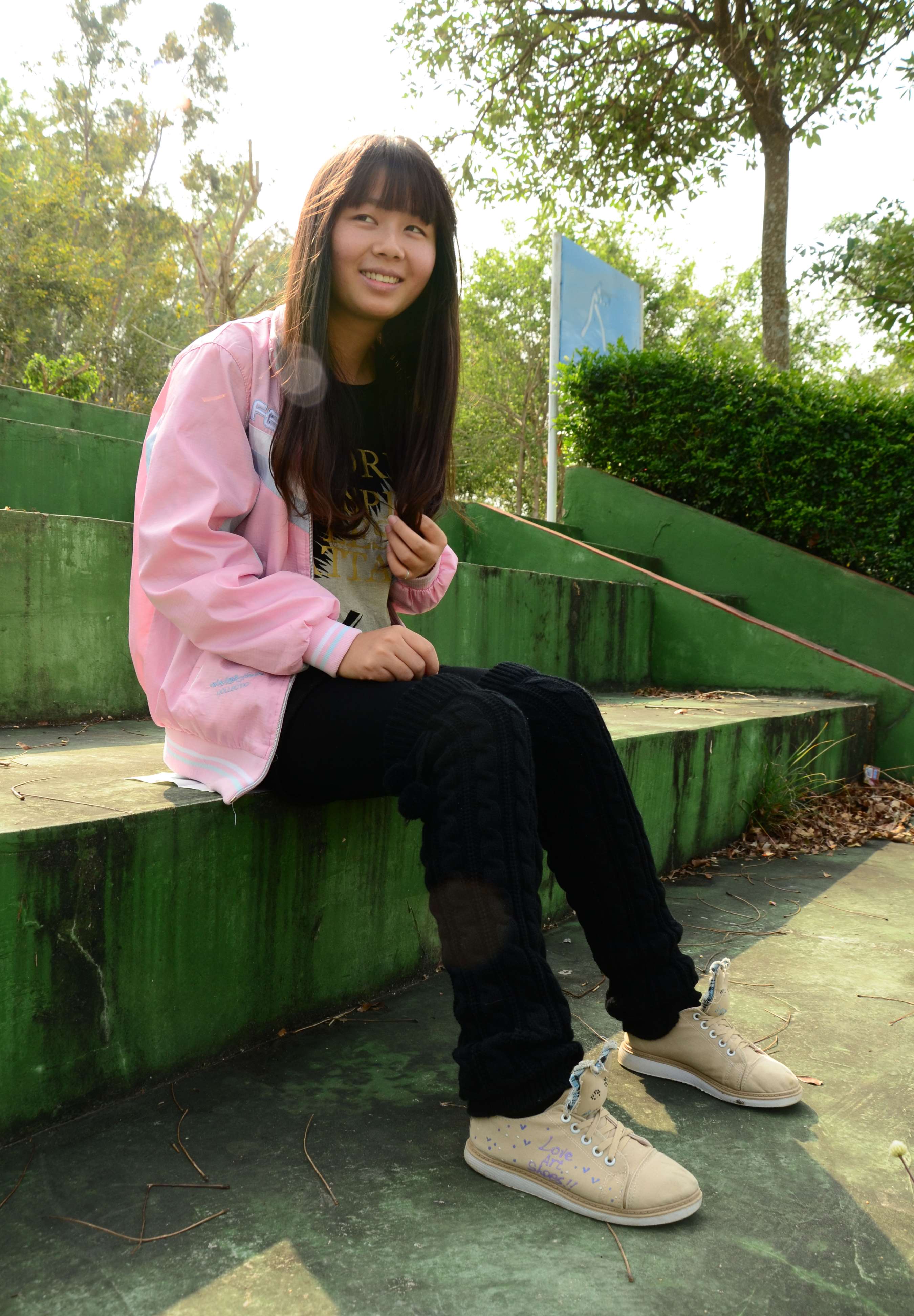 《布鞋の黑丝脚》作品图