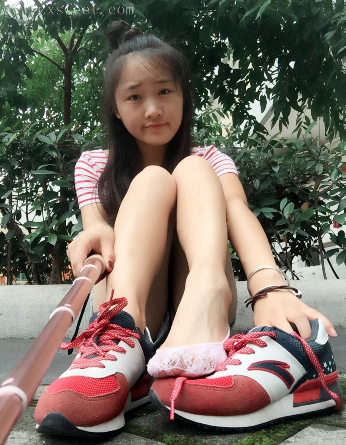 《夏季街边的自拍》作品图