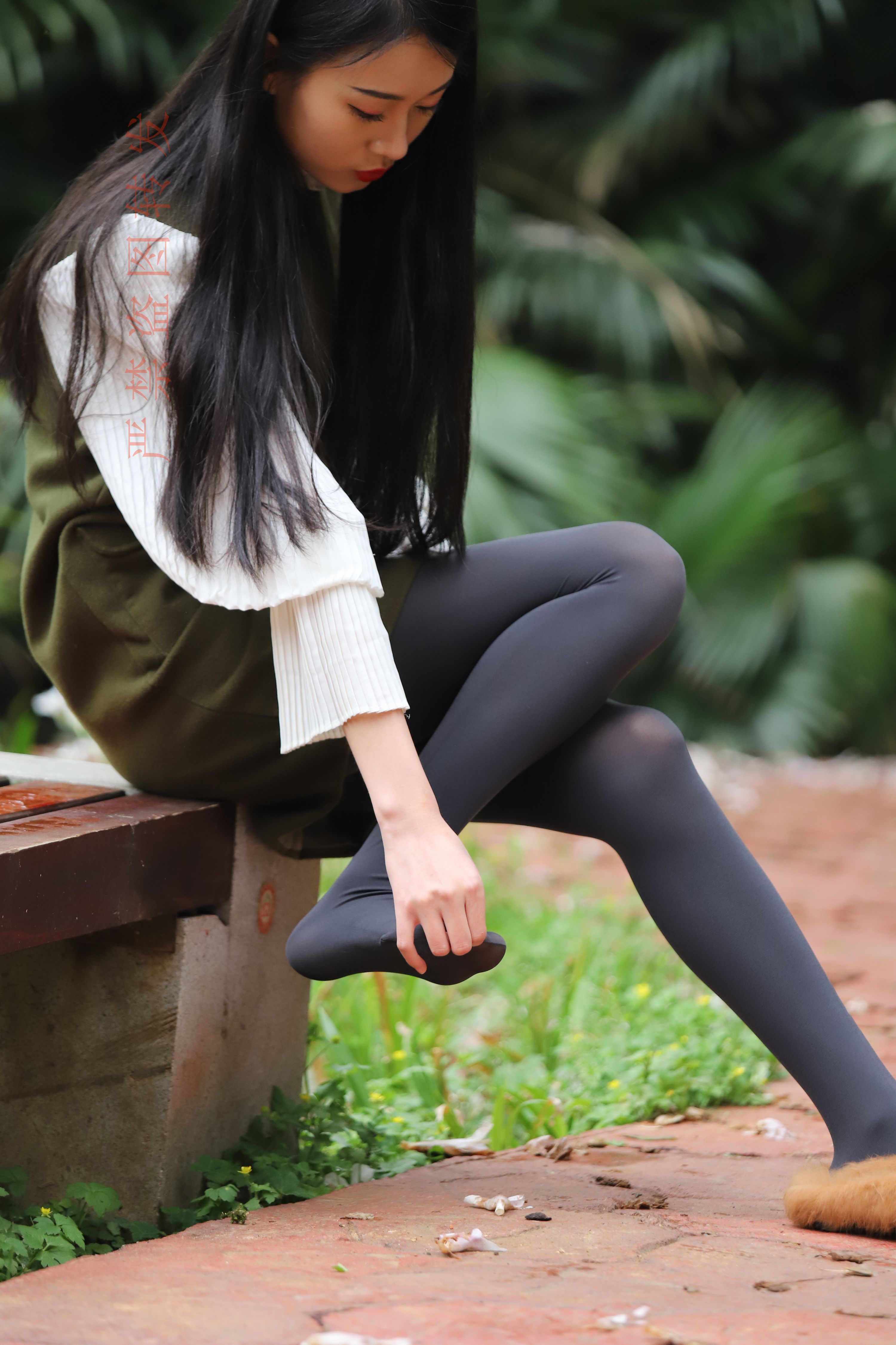 《运动后的黑丝脚丫》作品图