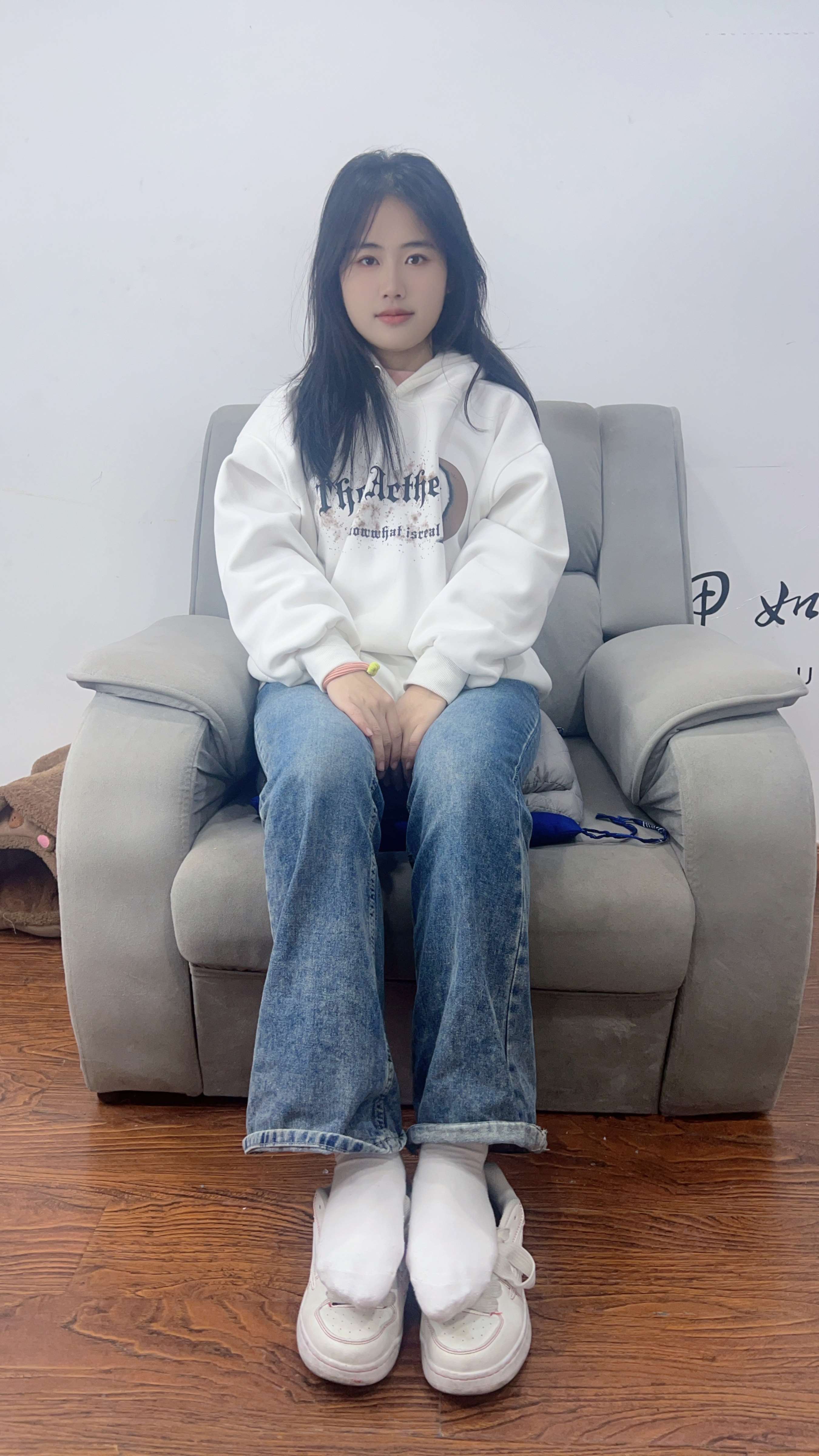 《牛仔小姐姐展肥嫩足》作品图