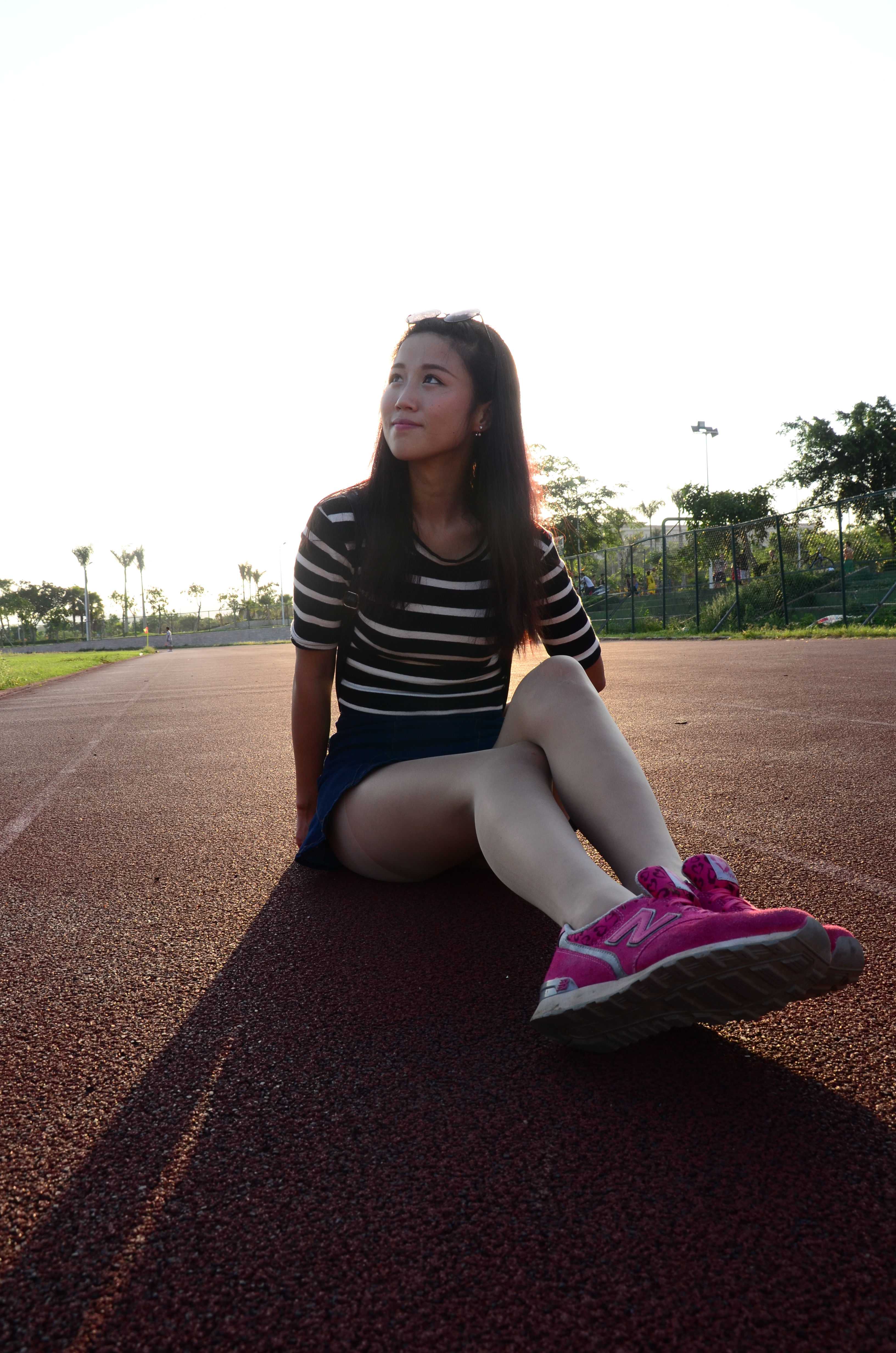 《操场上运动后的锦袜》作品图