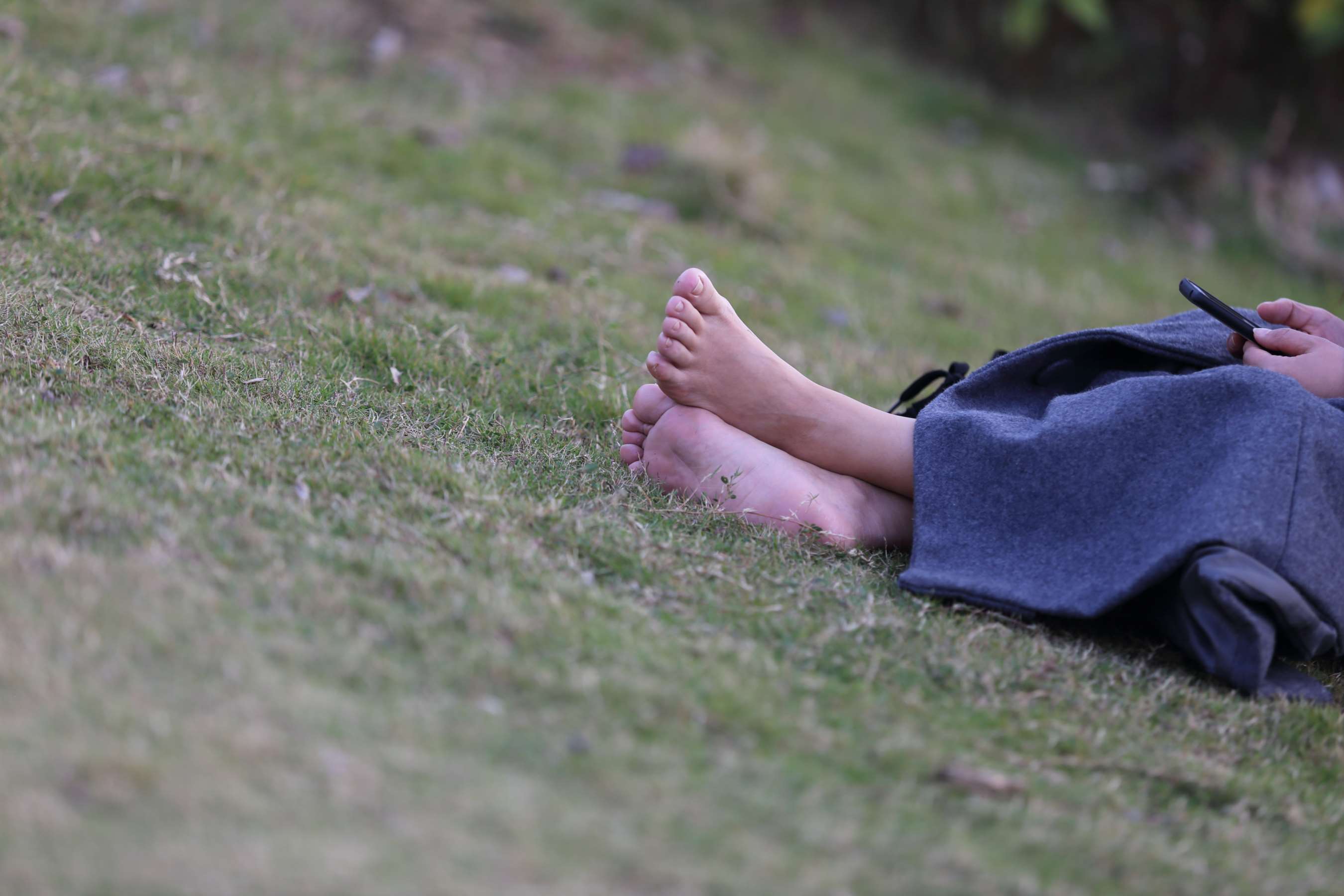 《少女从耐克运动鞋脱出如此湿润的汗脚》作品图