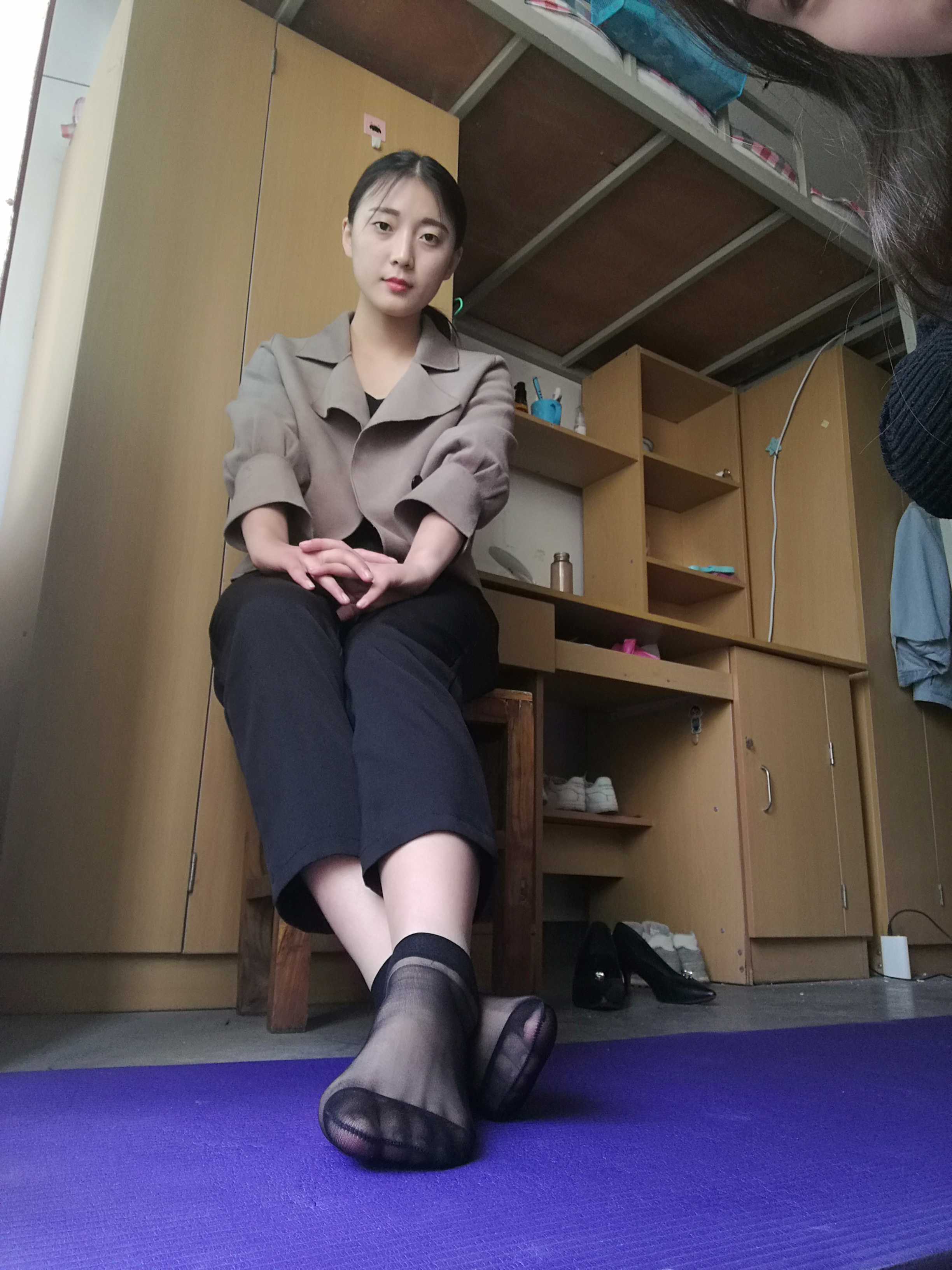 《大学宿舍越拍丝袜脚》作品图