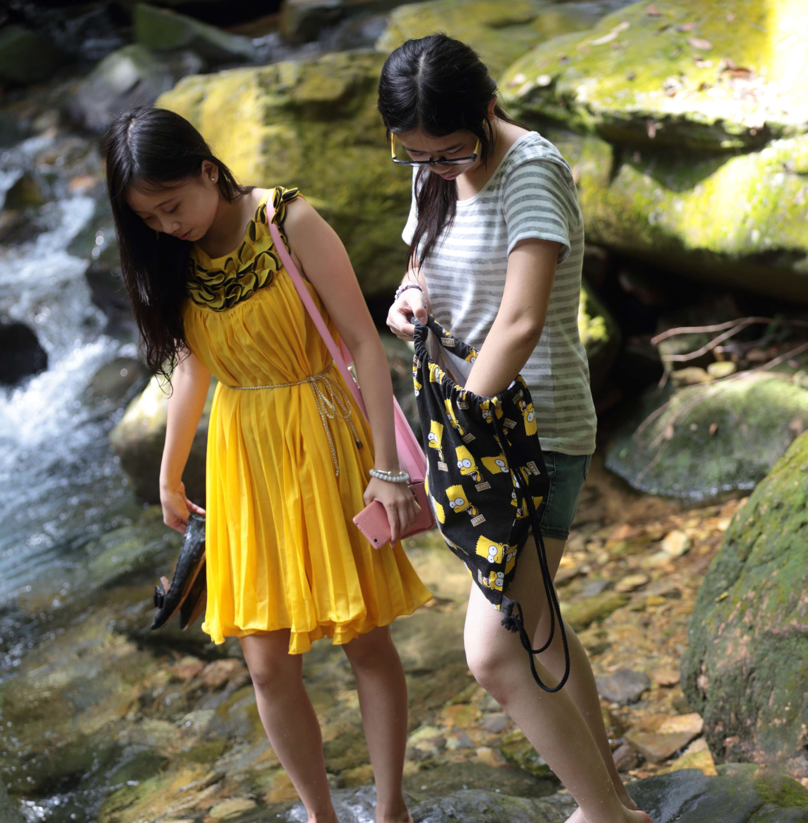 《两位19岁刚毕业的学妹，从帆布鞋脱出够白够性感》作品图