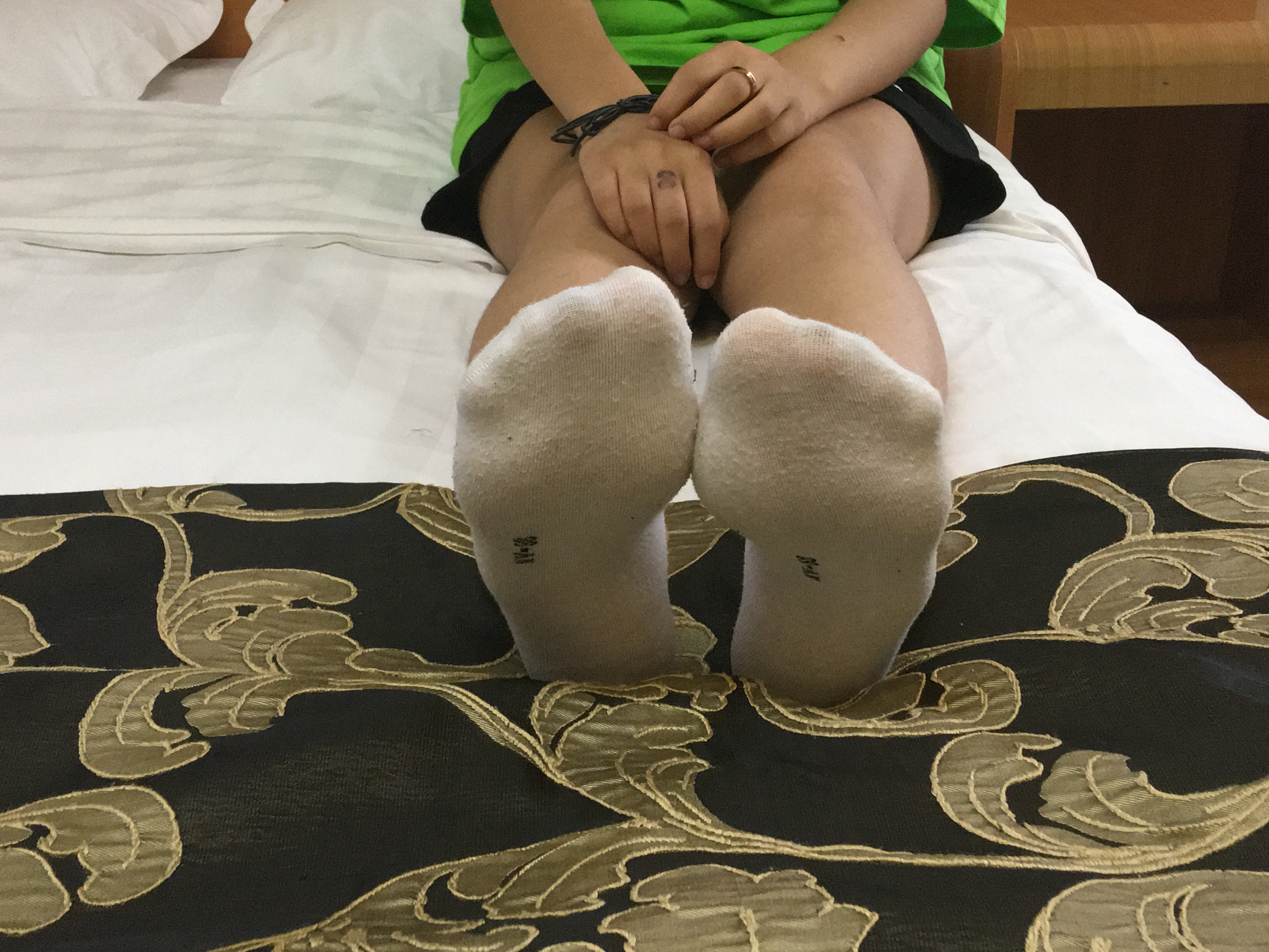 《刚逛完街的闺蜜俩 两双汗味脚丫一起玩》作品图