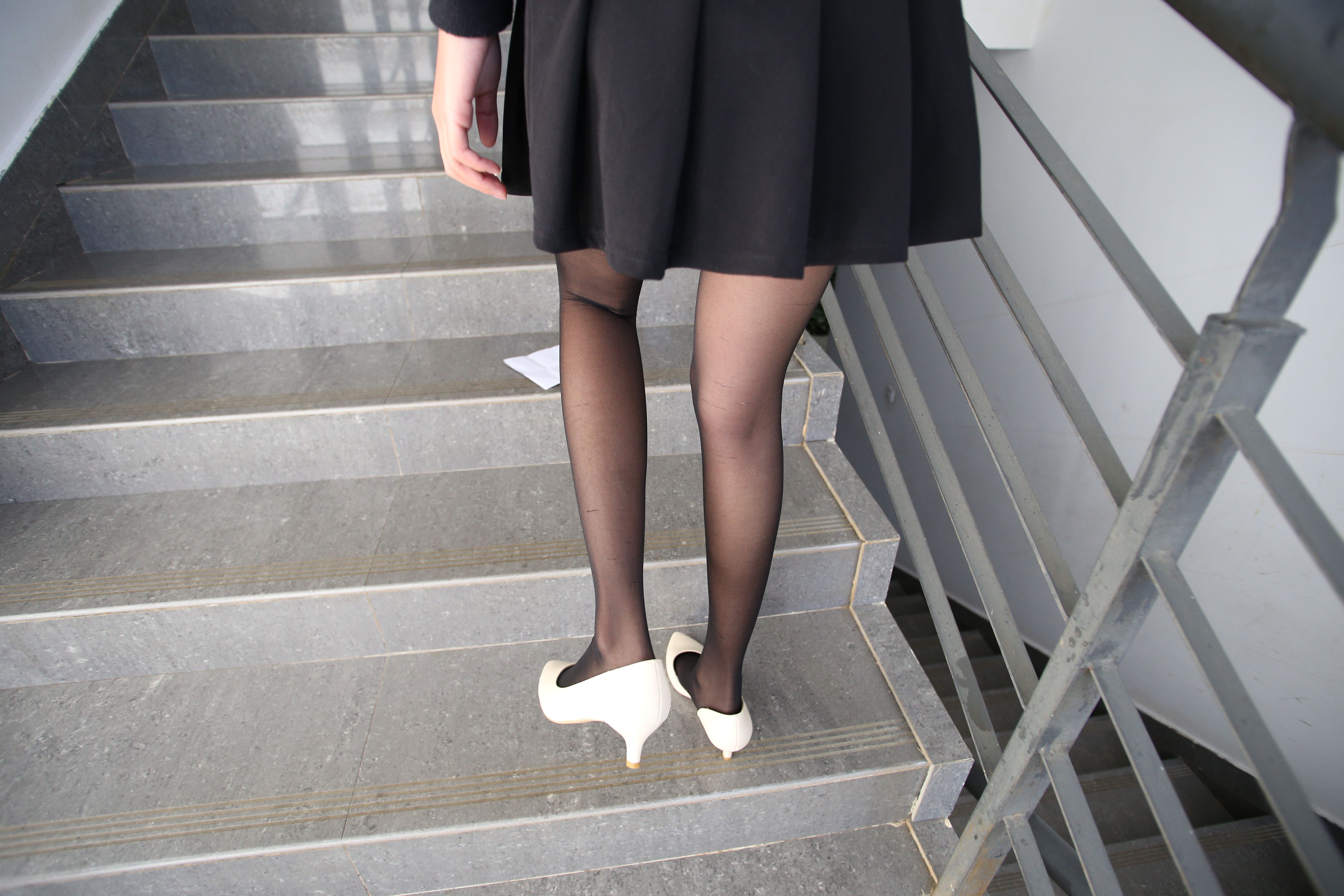 《楼道搭讪高跟黑丝脚丫》作品图