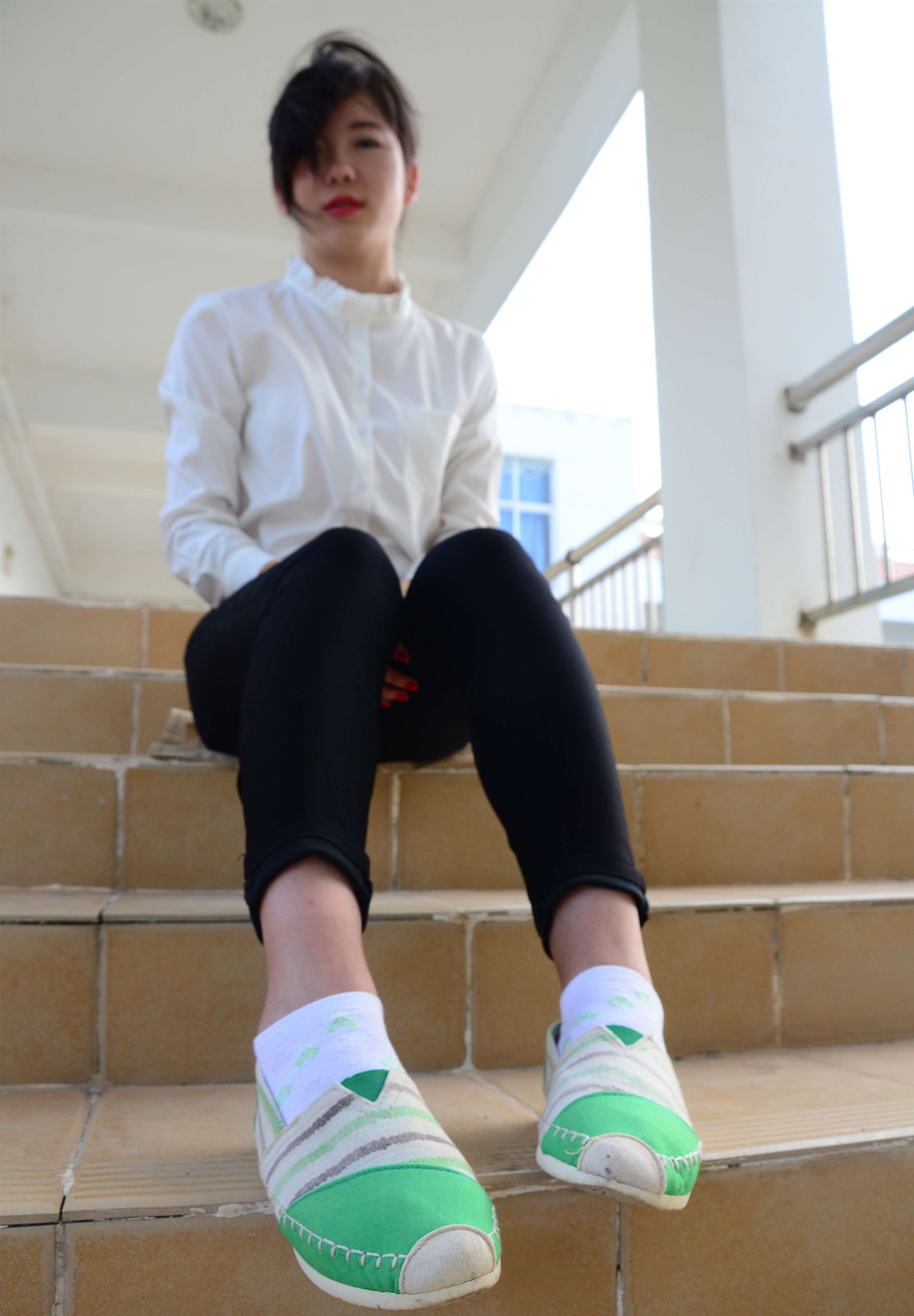 《教学楼里的布鞋の白棉袜脚》作品图