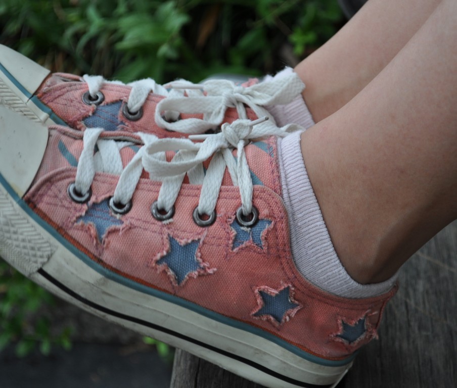 《公园里脏脏的白棉袜脚》作品图