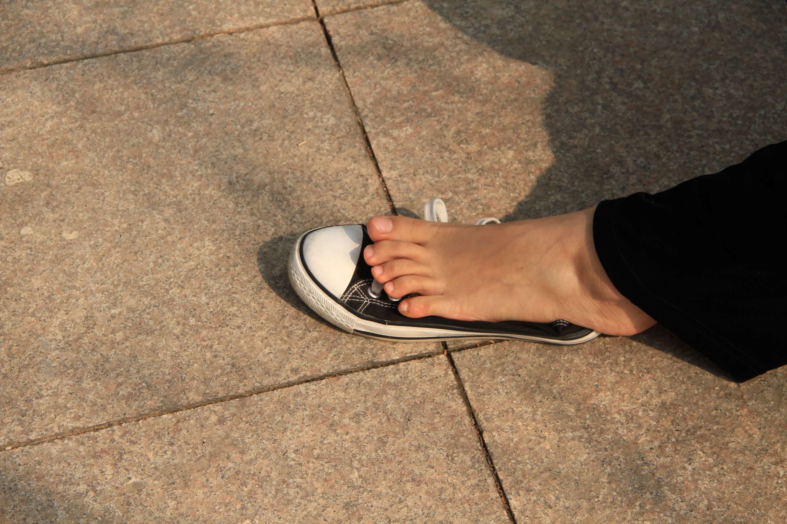 《光脚穿帆布鞋》作品图