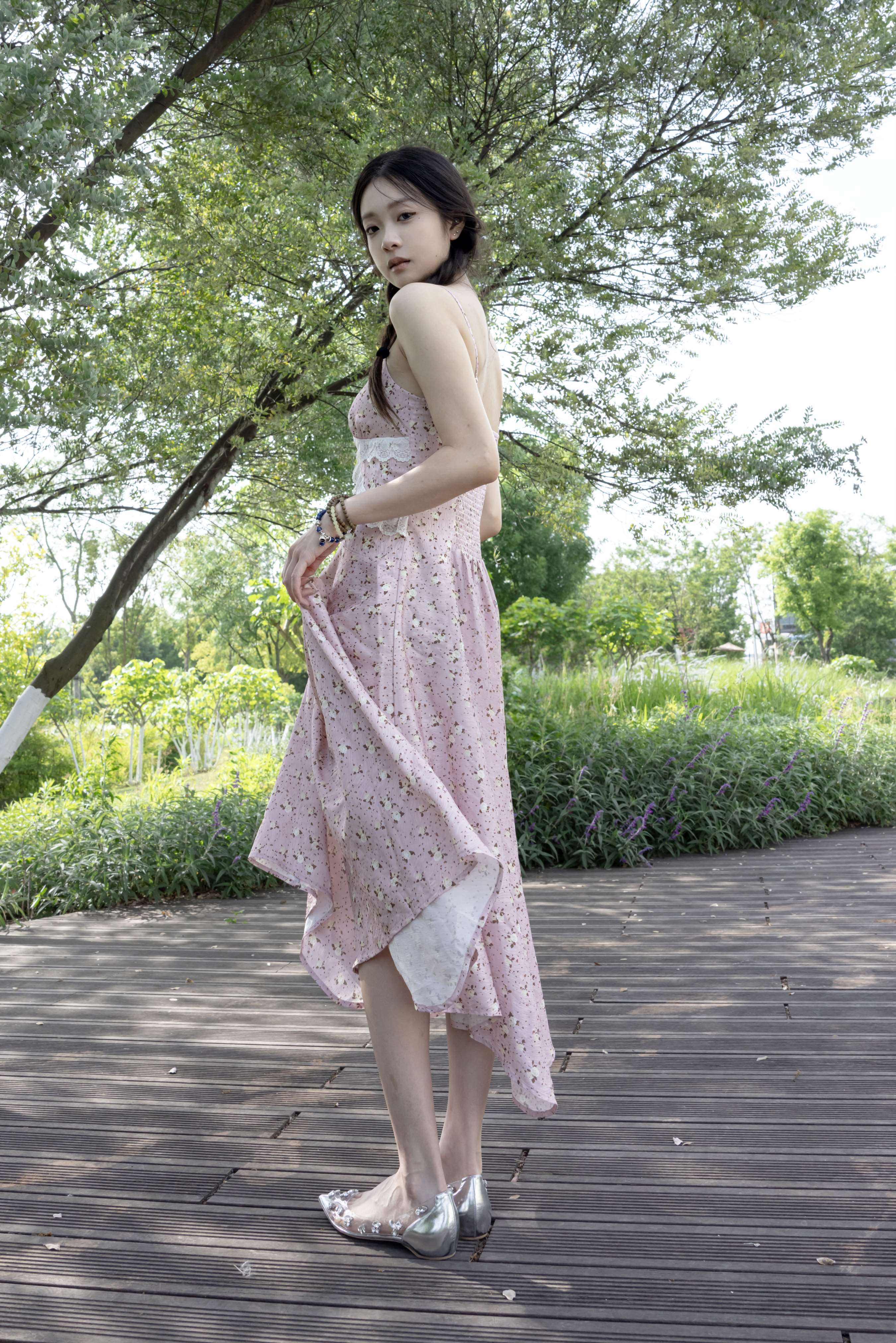 《小鸣 超多皱纹的大脚》作品图