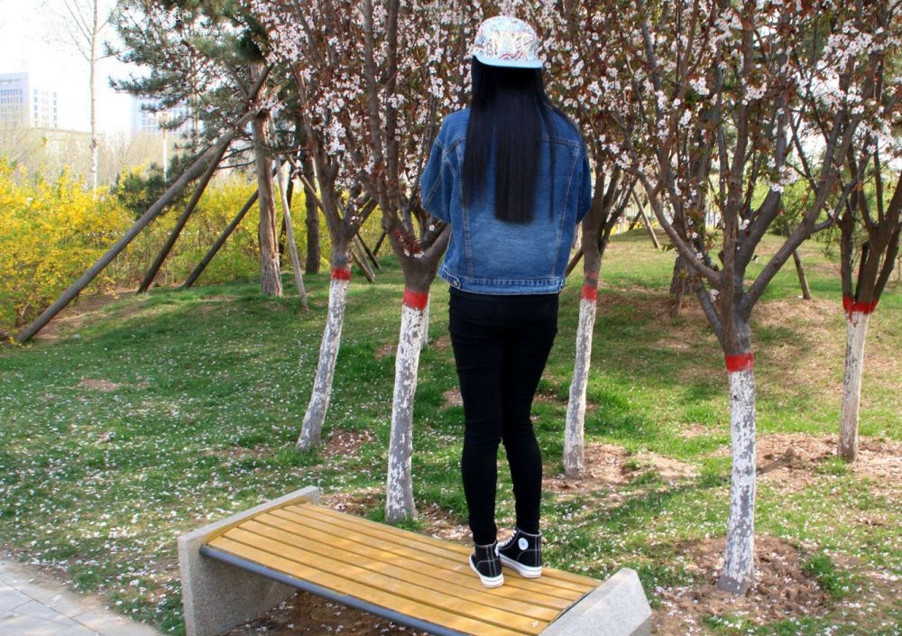 《嘻哈高帮帆布鞋少女》作品图