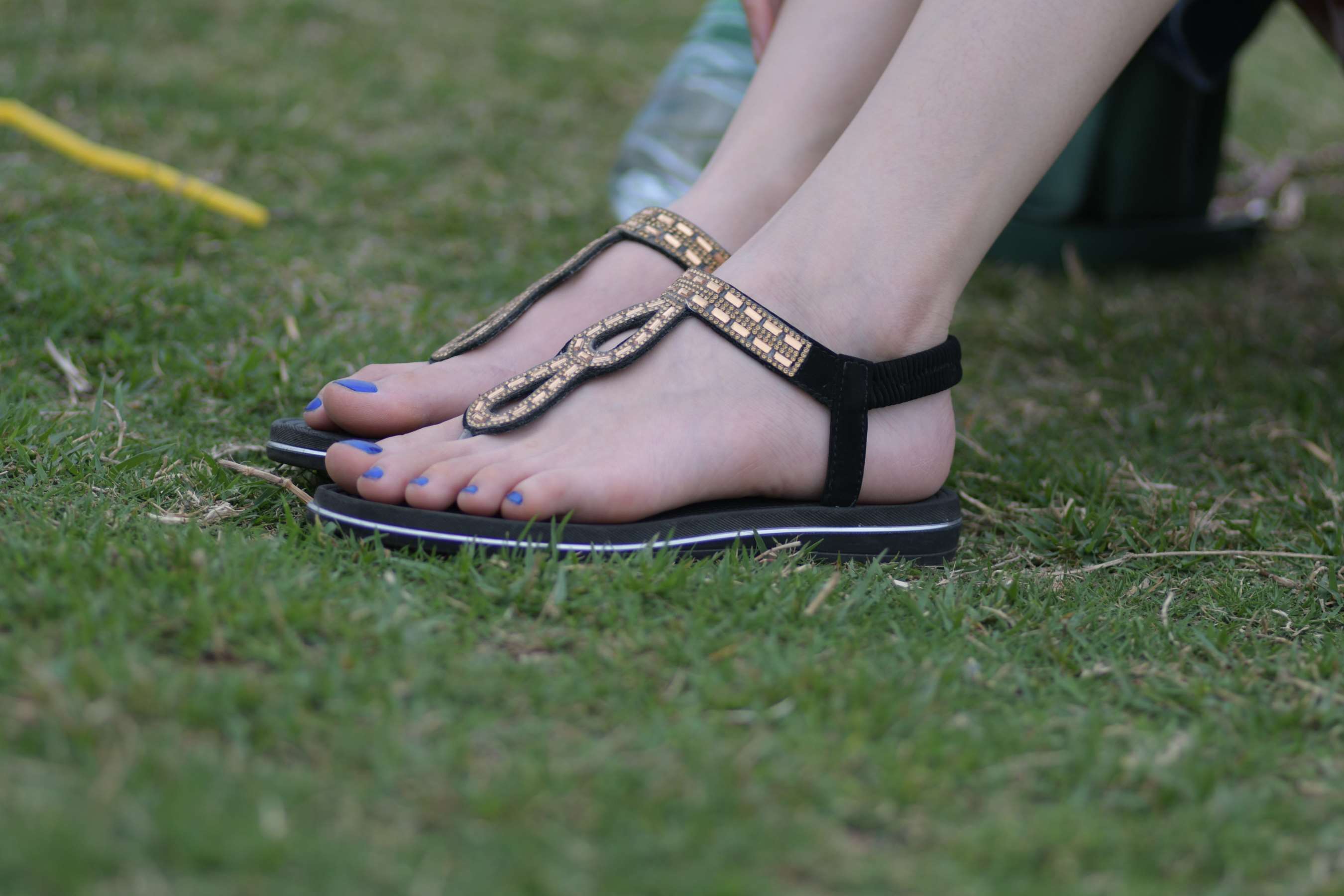 《超级漂亮的年轻美女,她那双极度勾魂白皙如玉的玉足》作品图