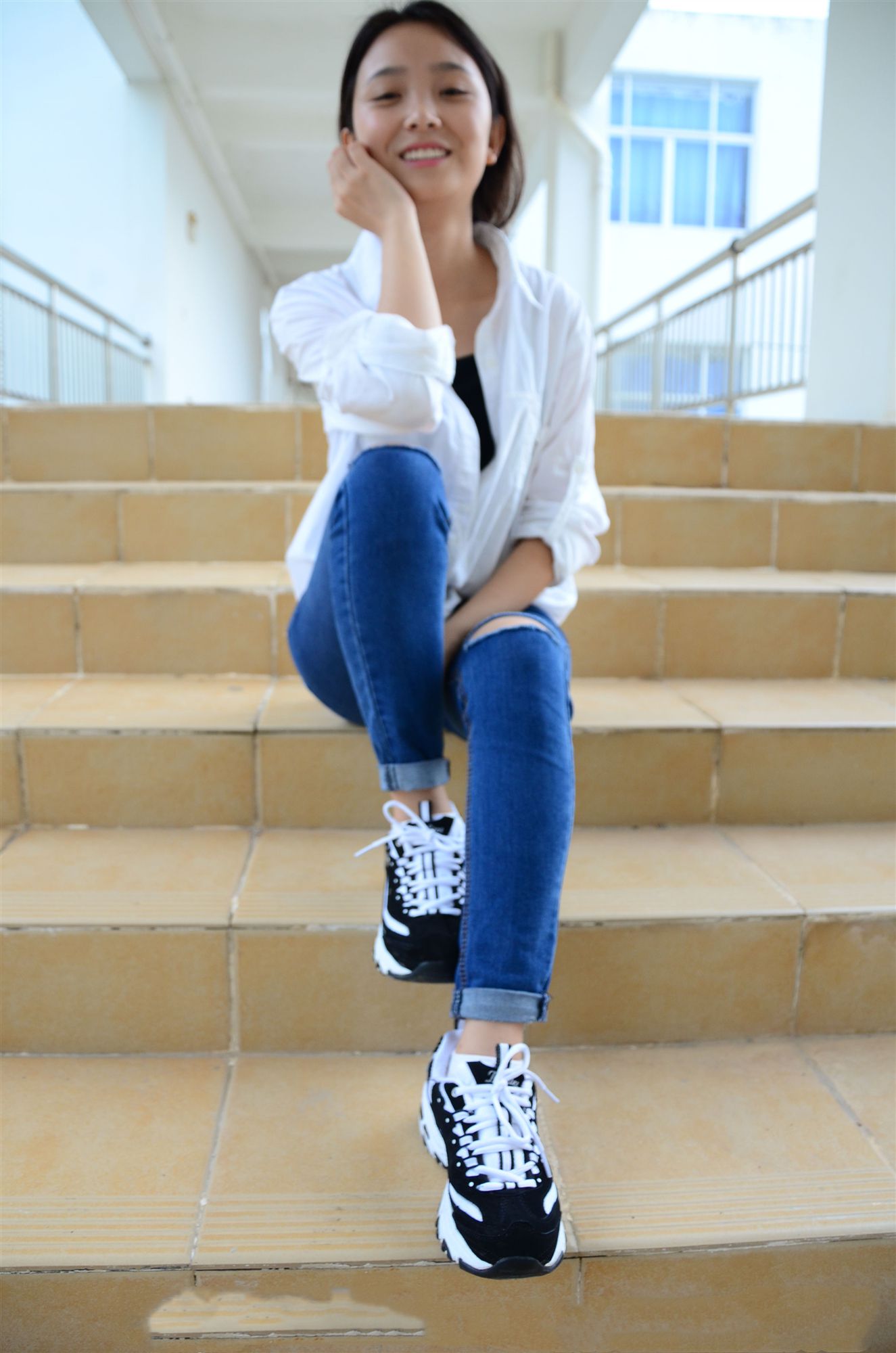 《学姐白衫开洞牛仔裤》作品图