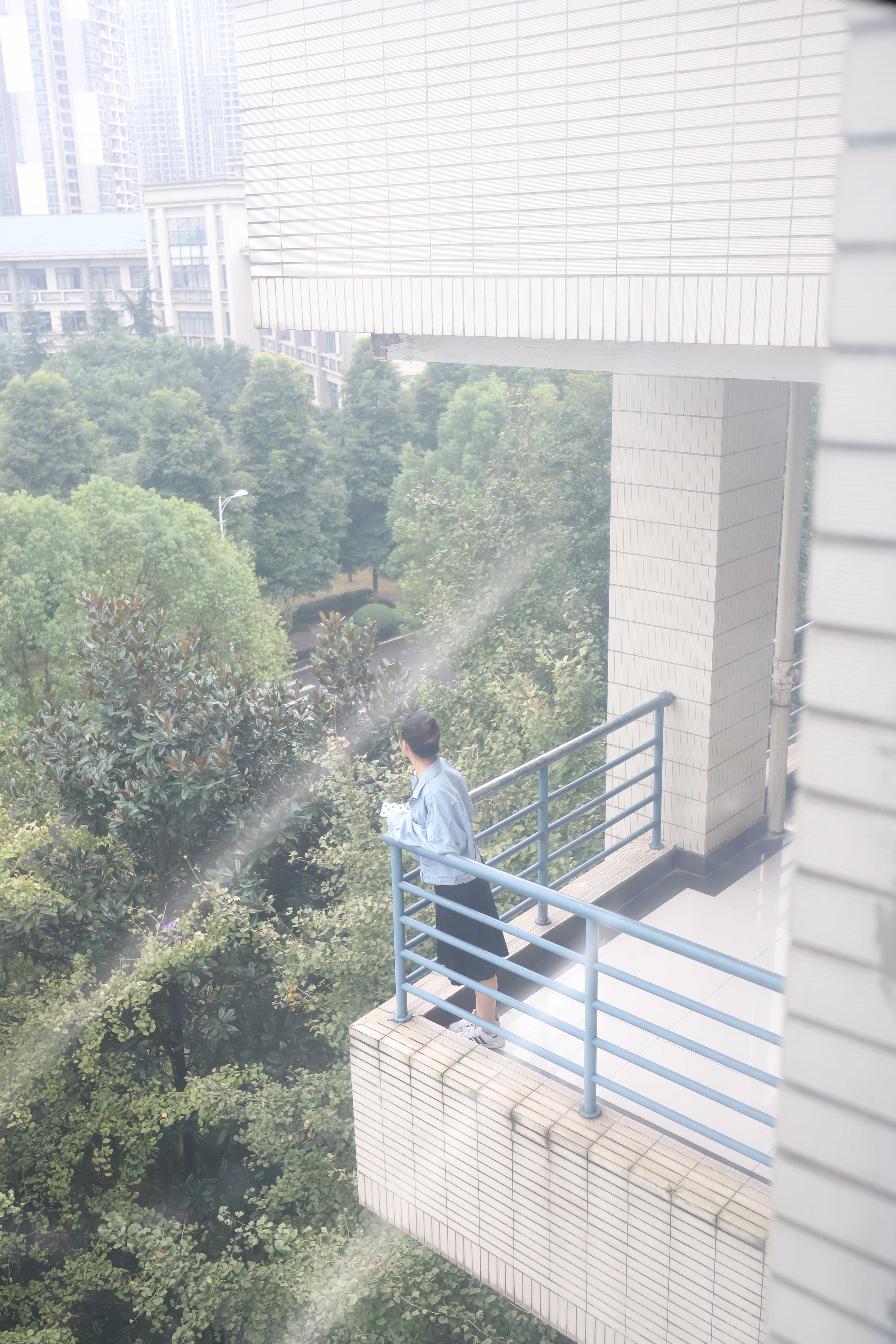 《学妹板鞋の长丝袜脚+视频一部》作品图