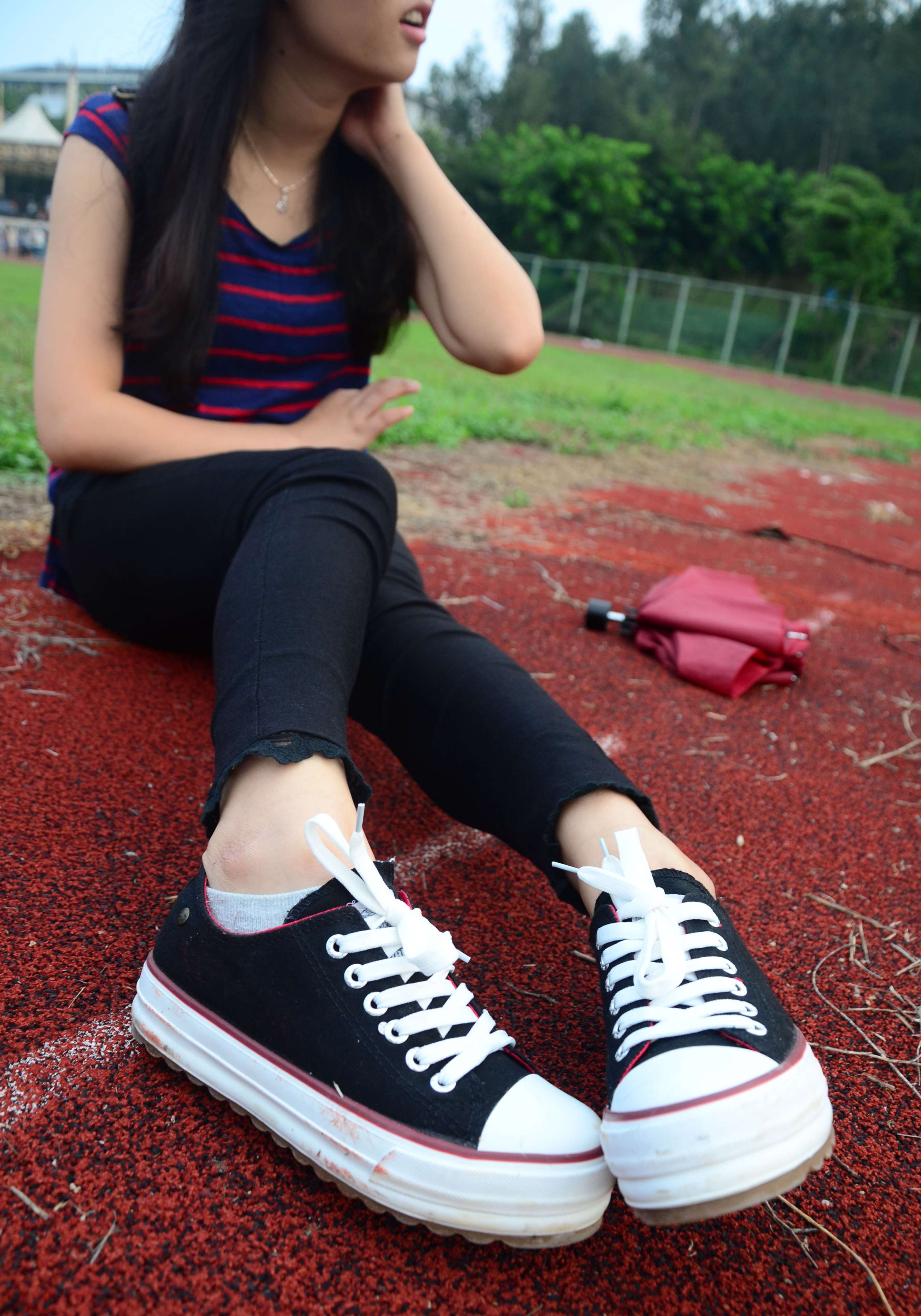 《操场帆布鞋の棉袜脚》作品图