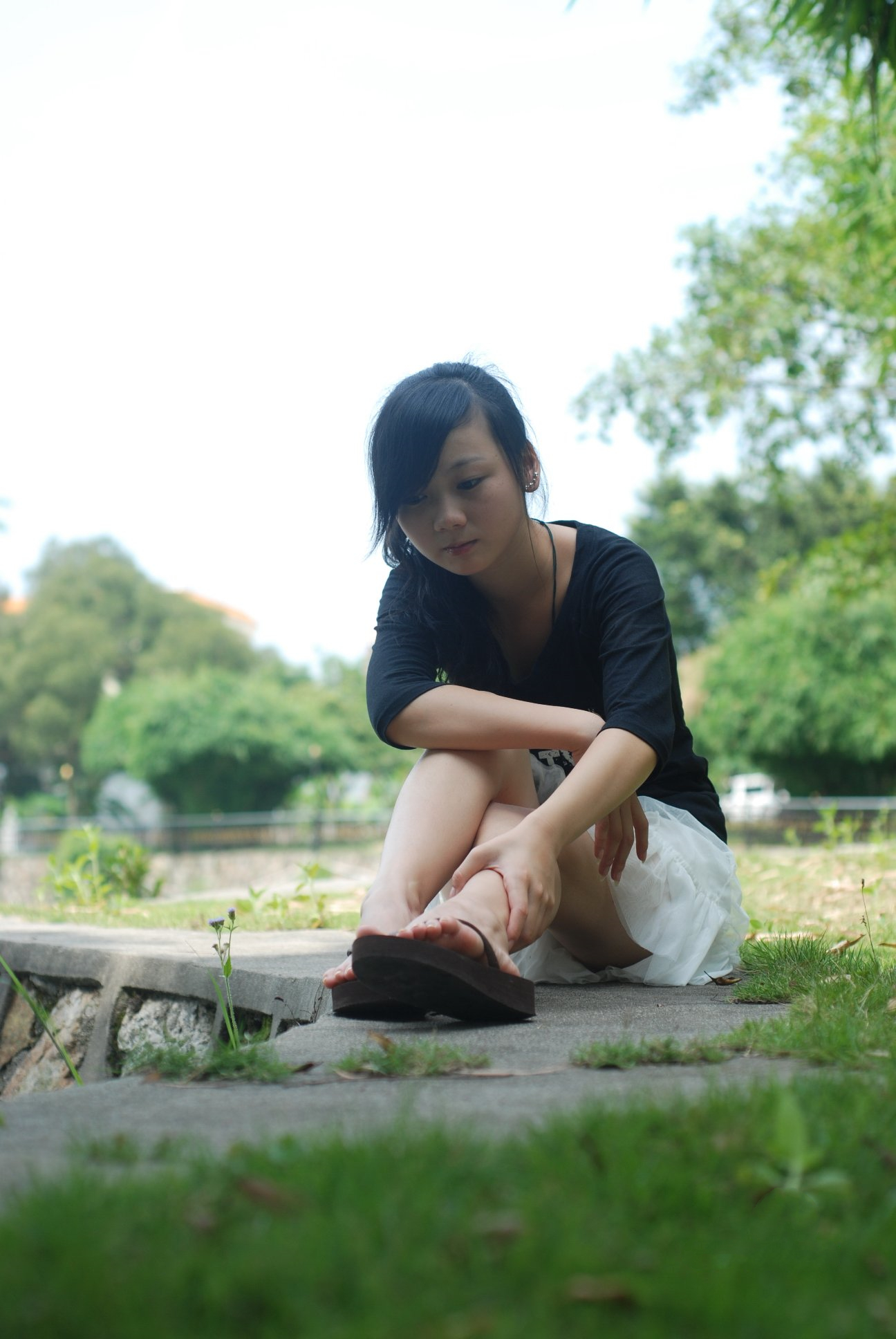 《人字拖赤足少女》作品图