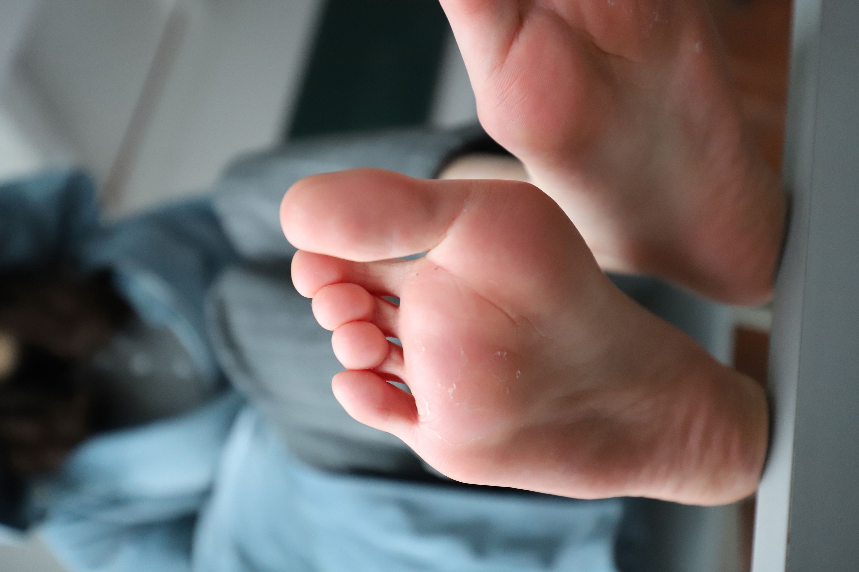 《教室学妹赤足红平底鞋》作品图