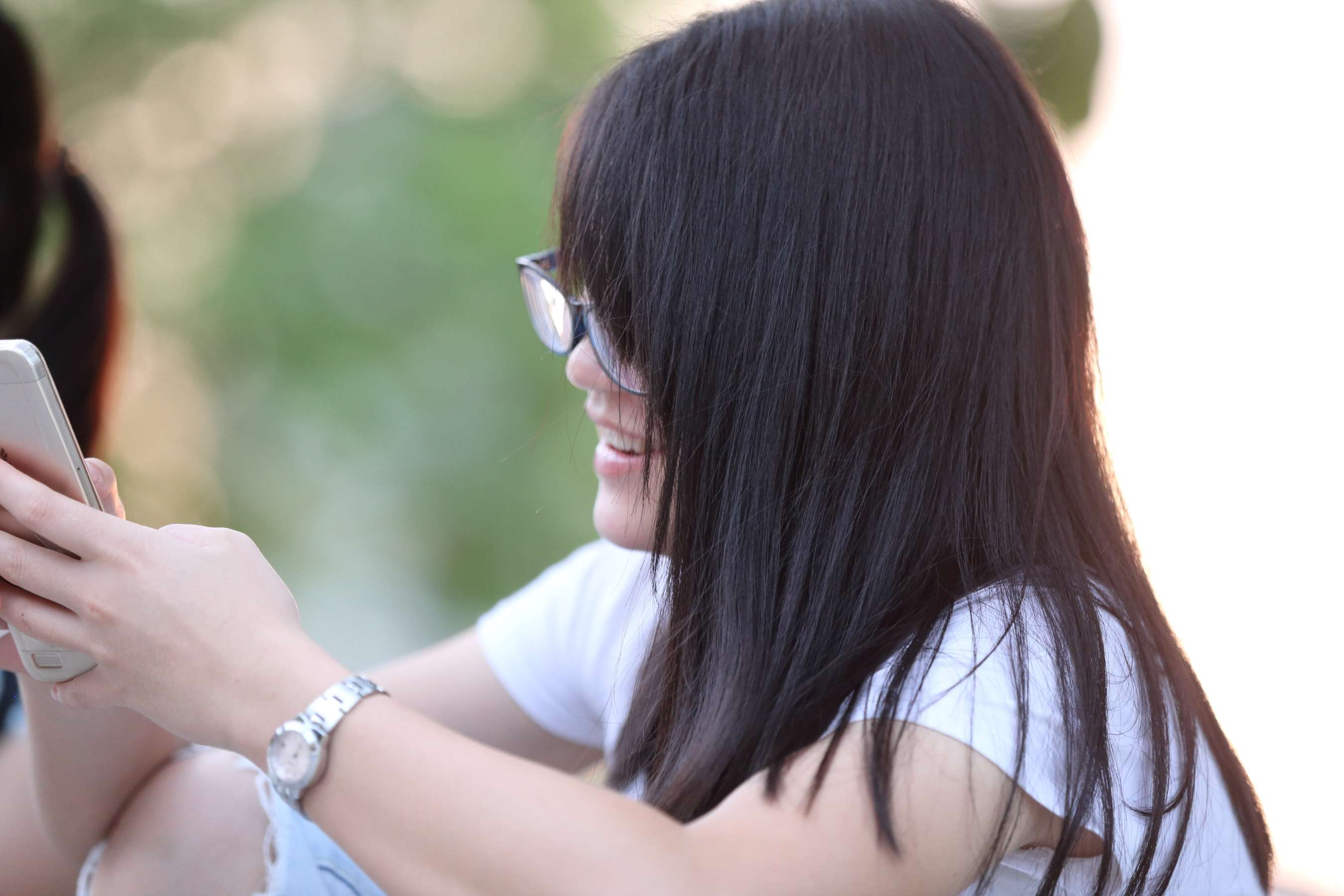 《可爱的眼镜妹-赤脚盘坐大显水润玉足》作品图