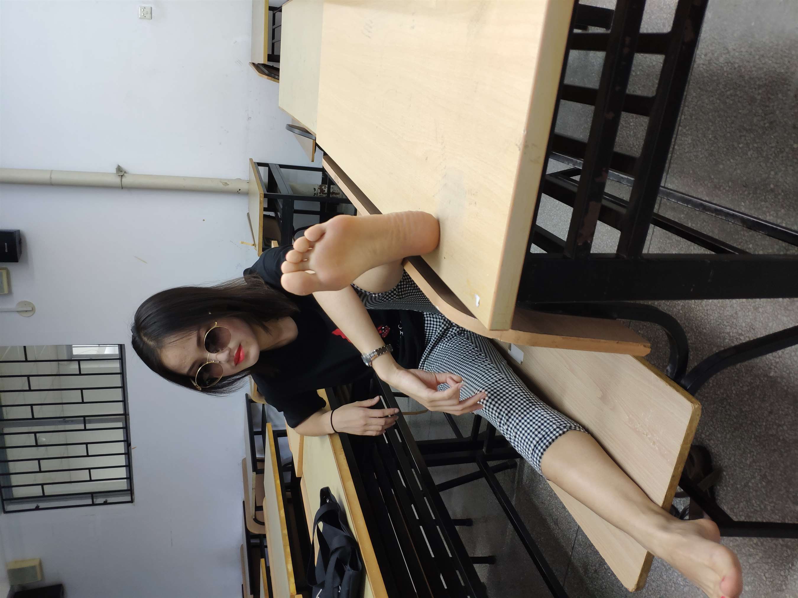 《教室裸足脚丫》作品图