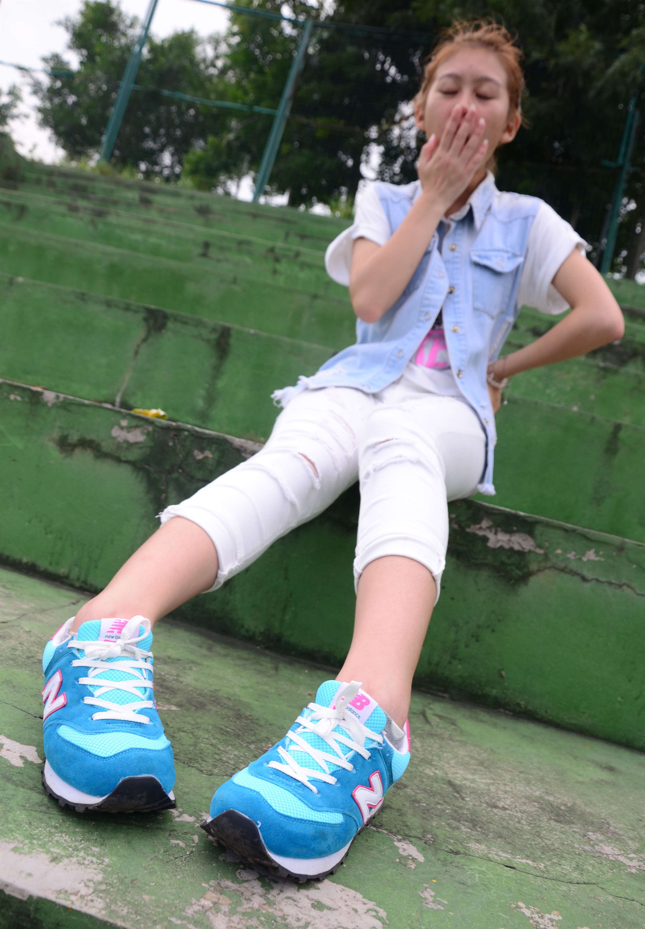 《操场看台上的棉袜脚》作品图