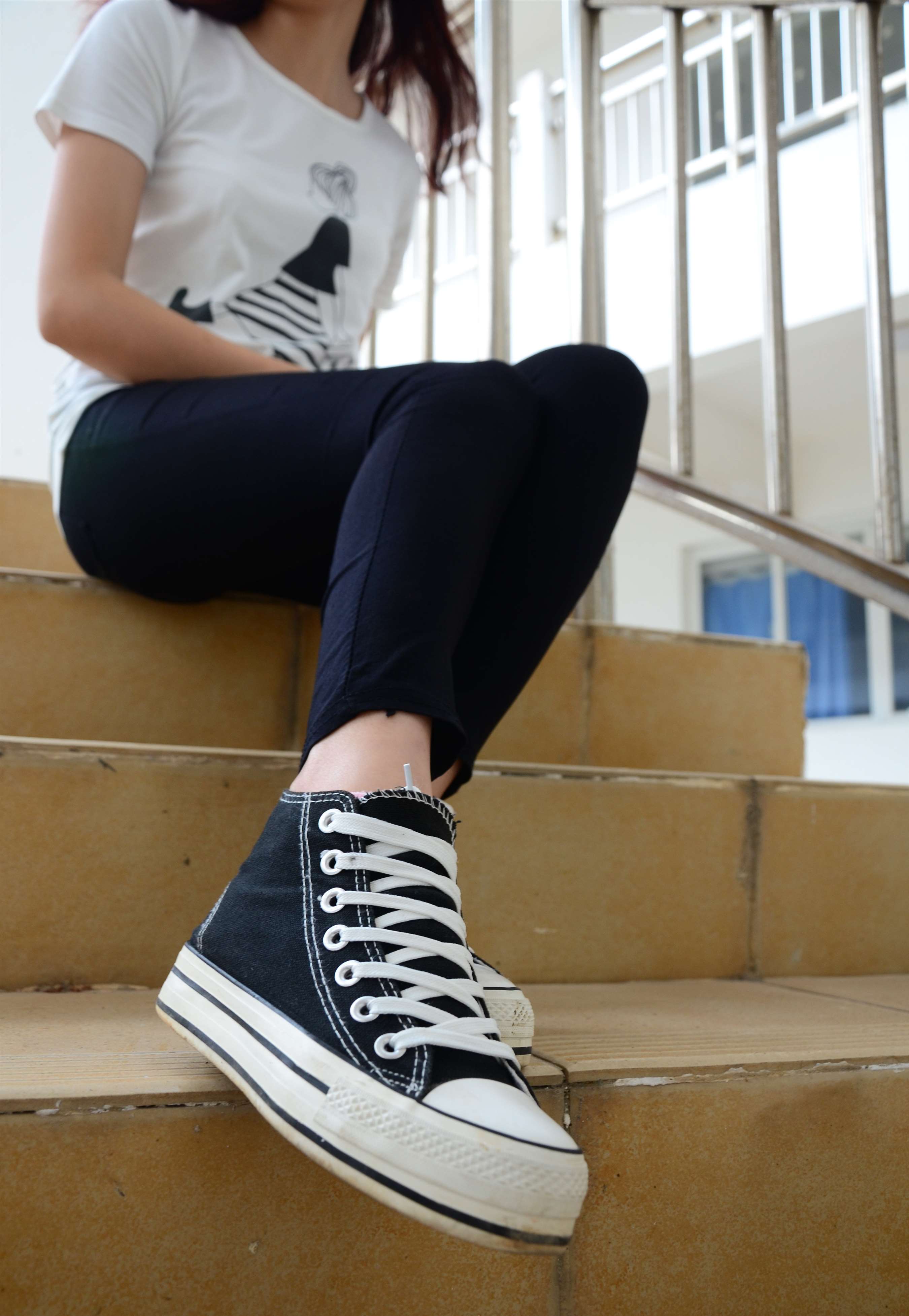 《教学楼道上的帆布鞋の棉袜脚》作品图