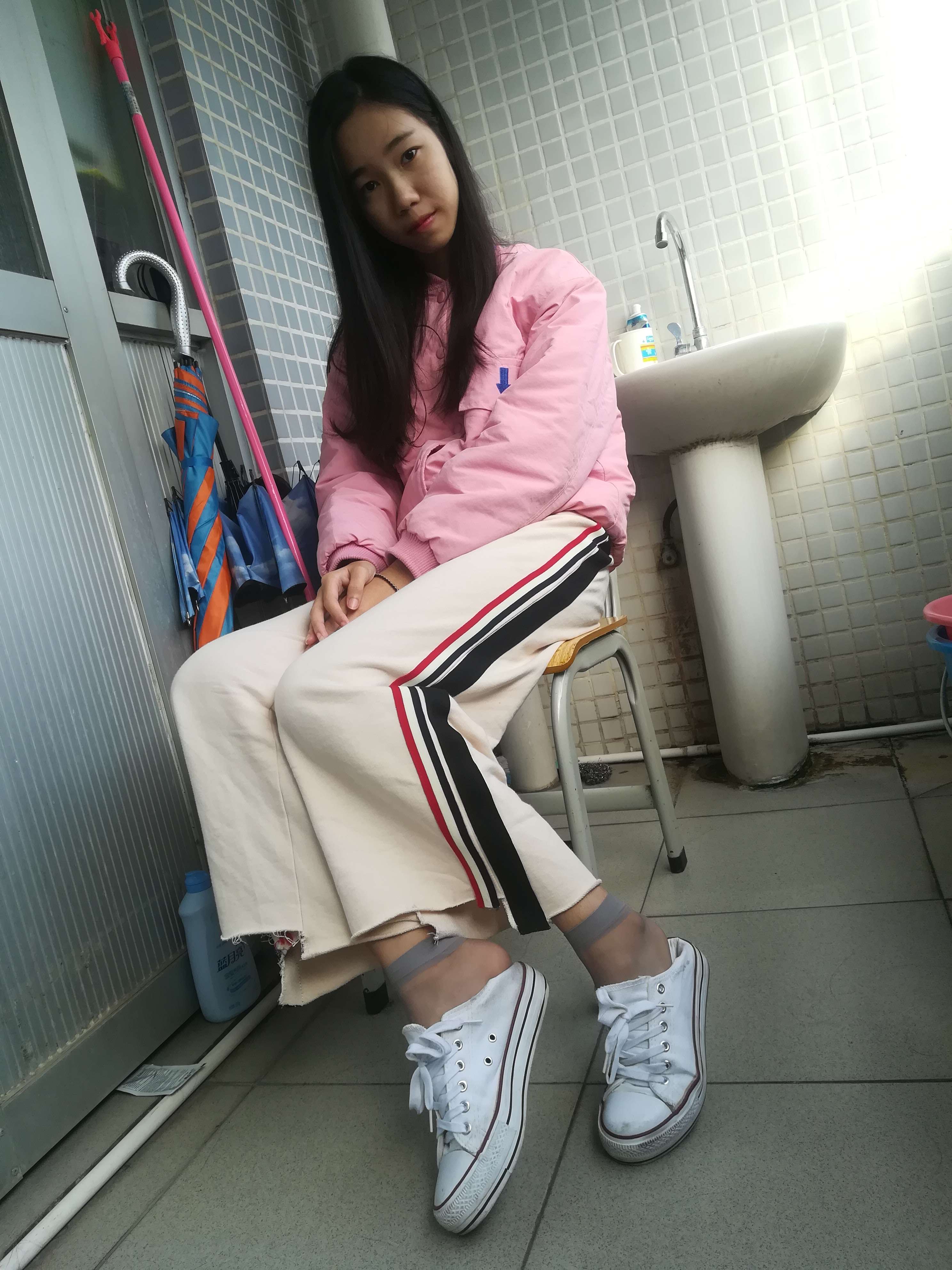 《学妹寝室里的短丝》作品图