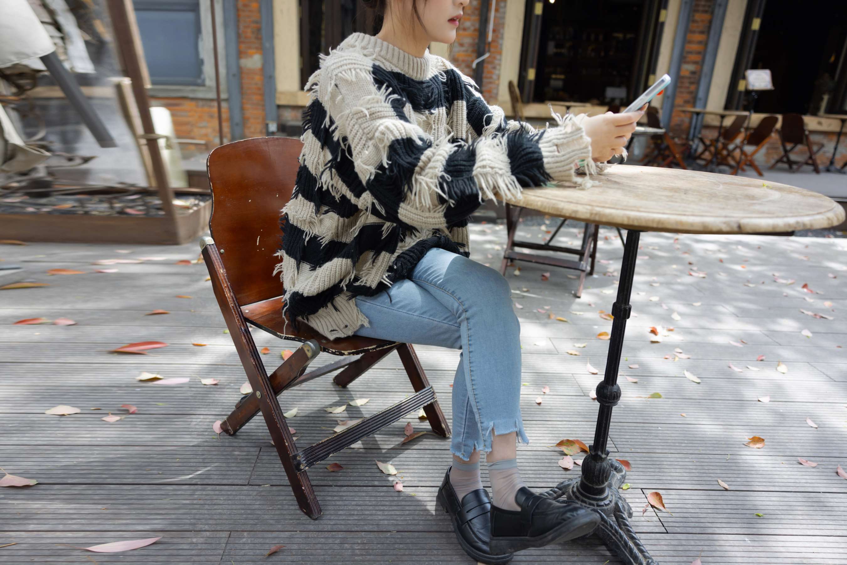 《小点心 脱丝展嫩足》作品图