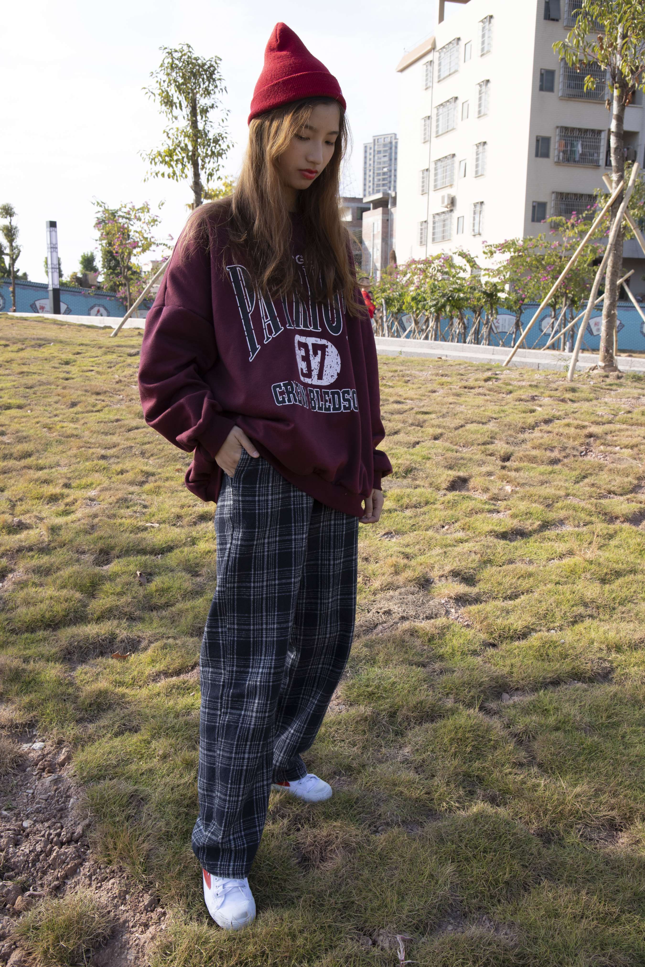 《晓晓师妹草地脚丫》作品图