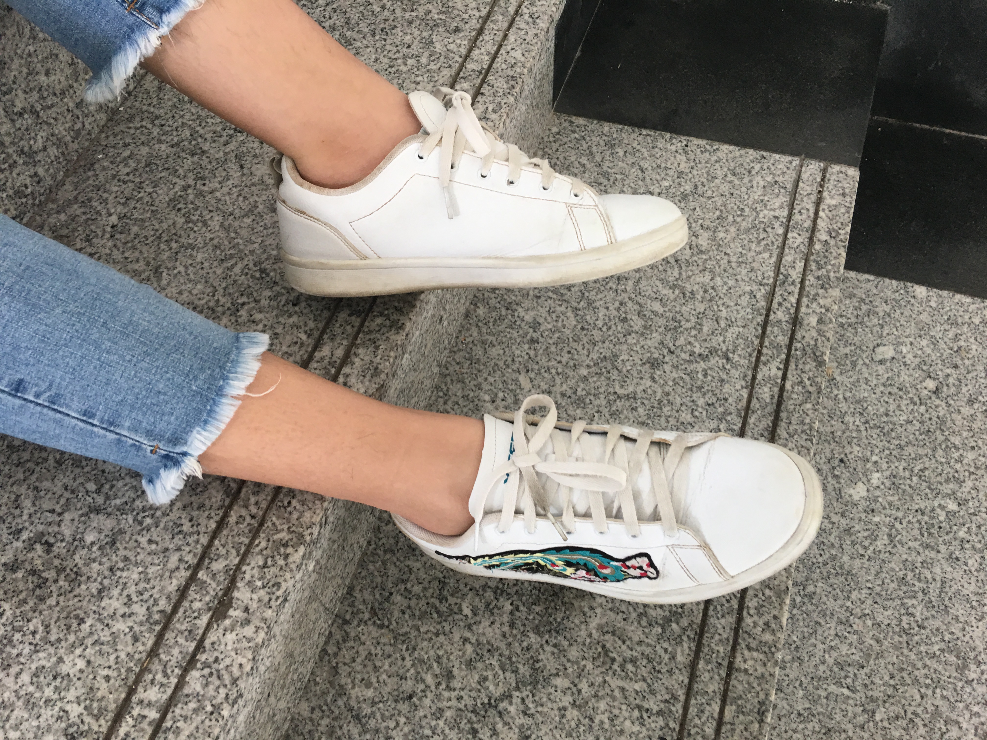 《楼梯间两妹子棉袜汗脚》作品图