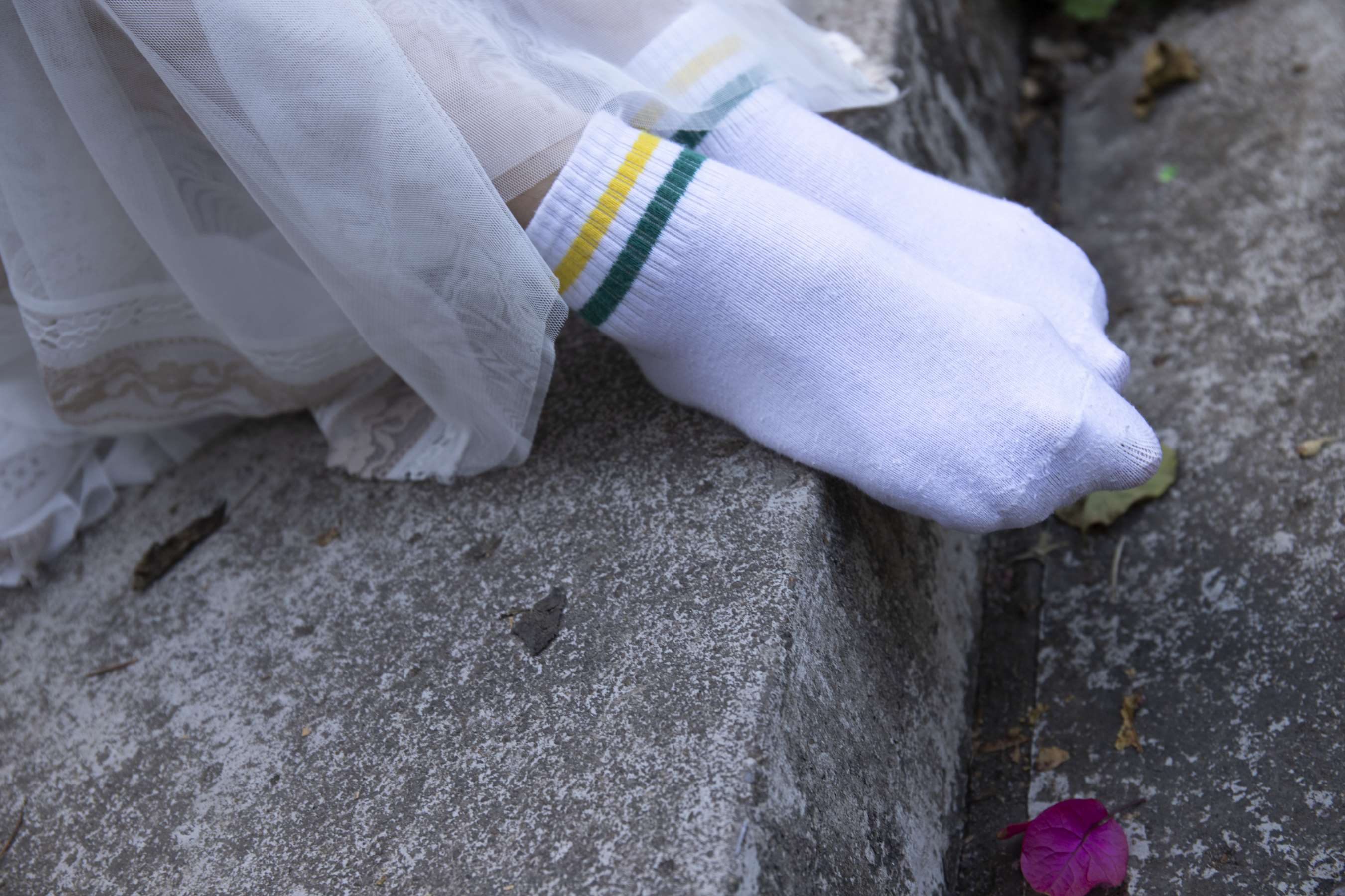 《校园里清纯师妹琳琳秀脚丫》作品图