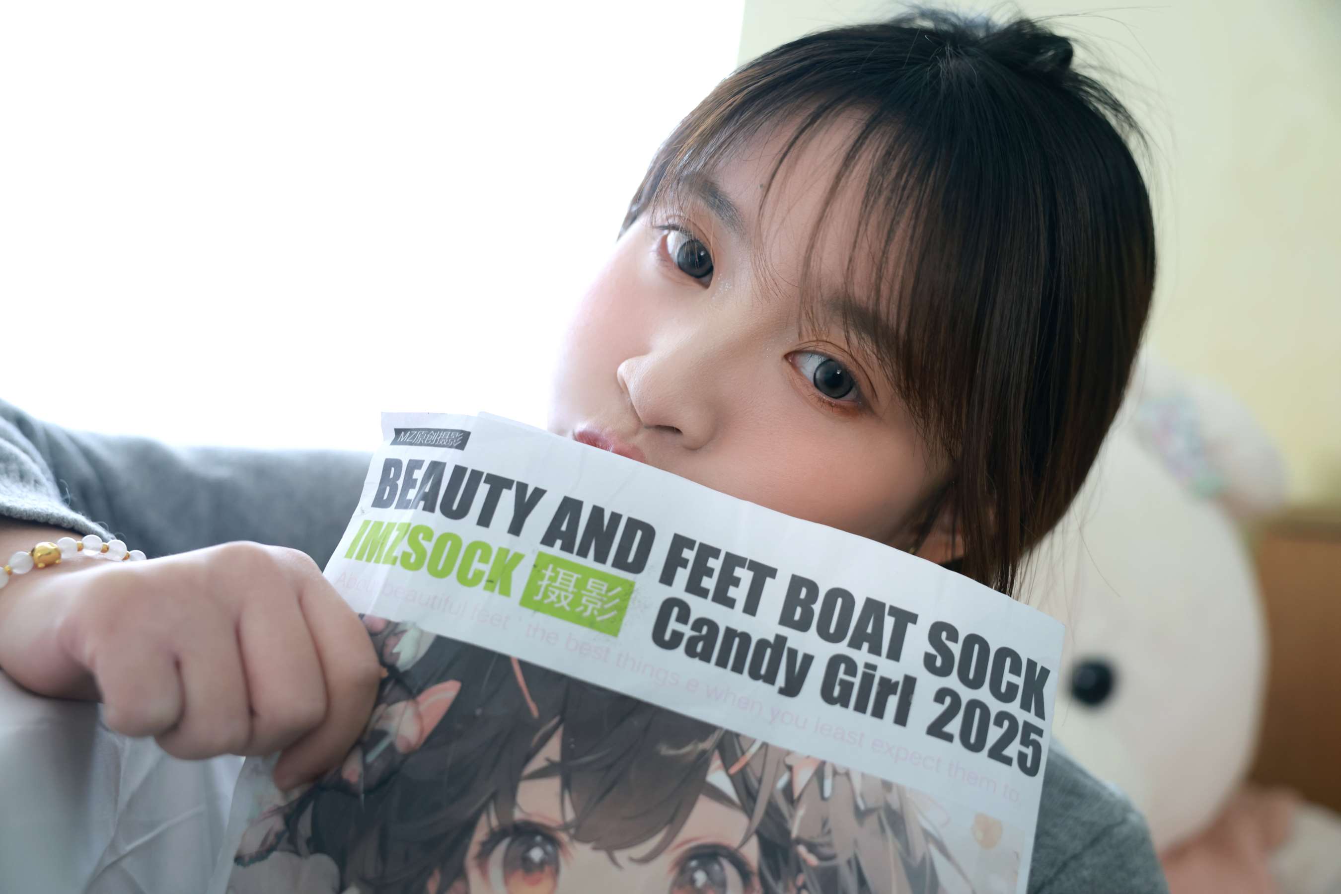 《小点心 脱棉袜展嫩足》作品图