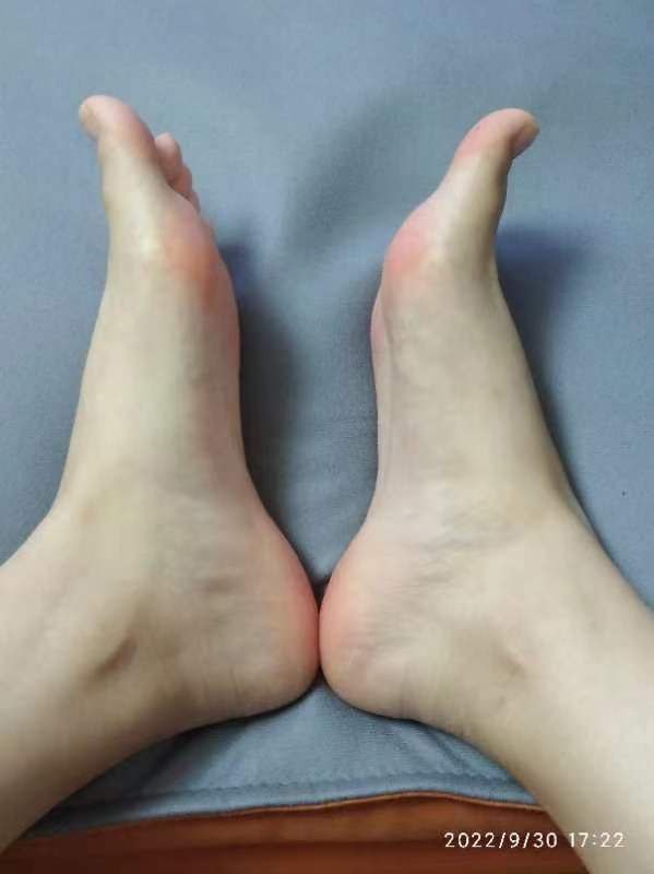 《套路反差眼镜妹生活照露脸展示脚底身材》作品图