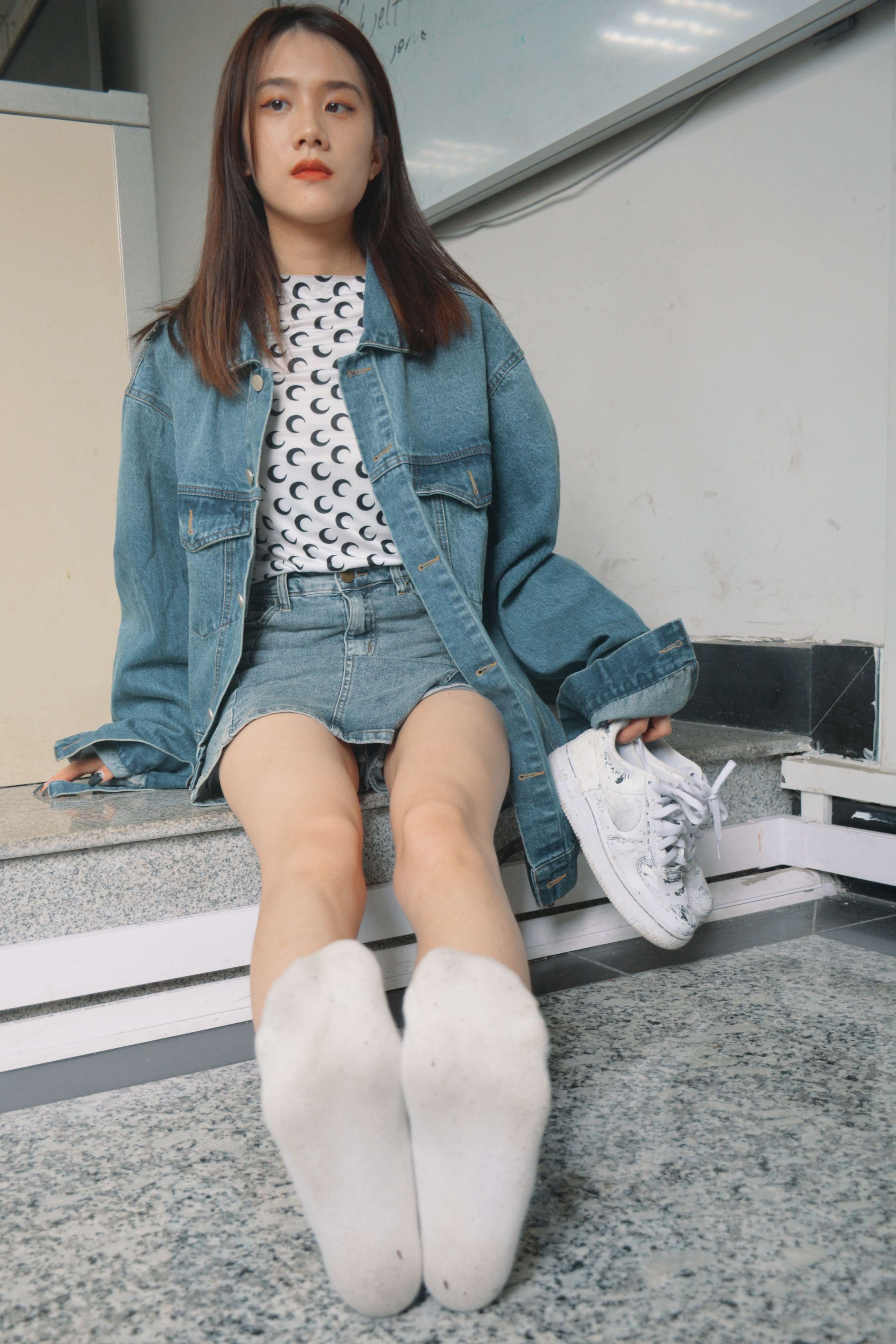 《教学楼学姐棉袜脚丫》作品图